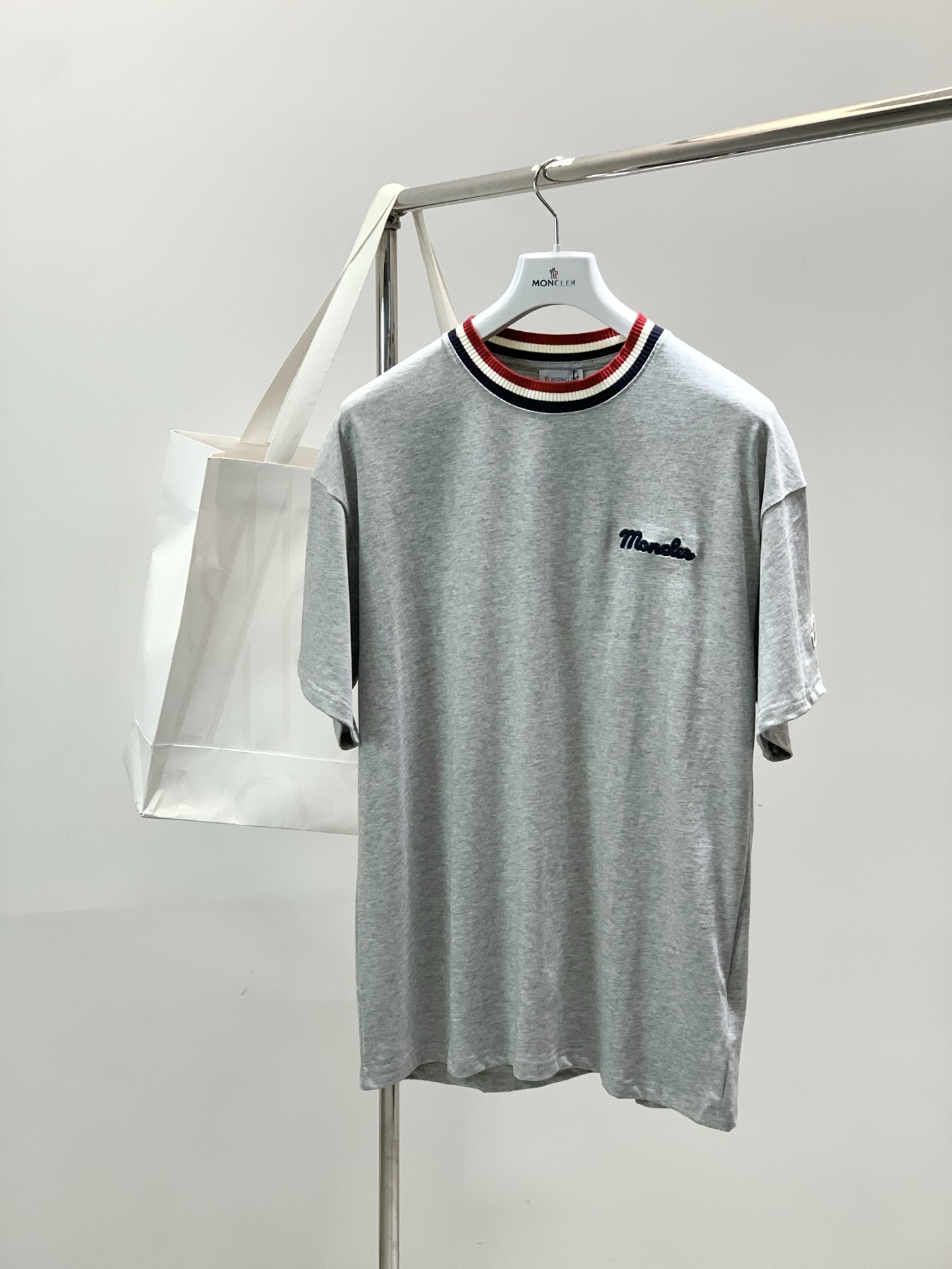 ，Moncler 蒙口，2026春夏最新品，专柜同步有售，原单狠货，时尚休闲圆领短袖T恤，上身舒适！吸睛