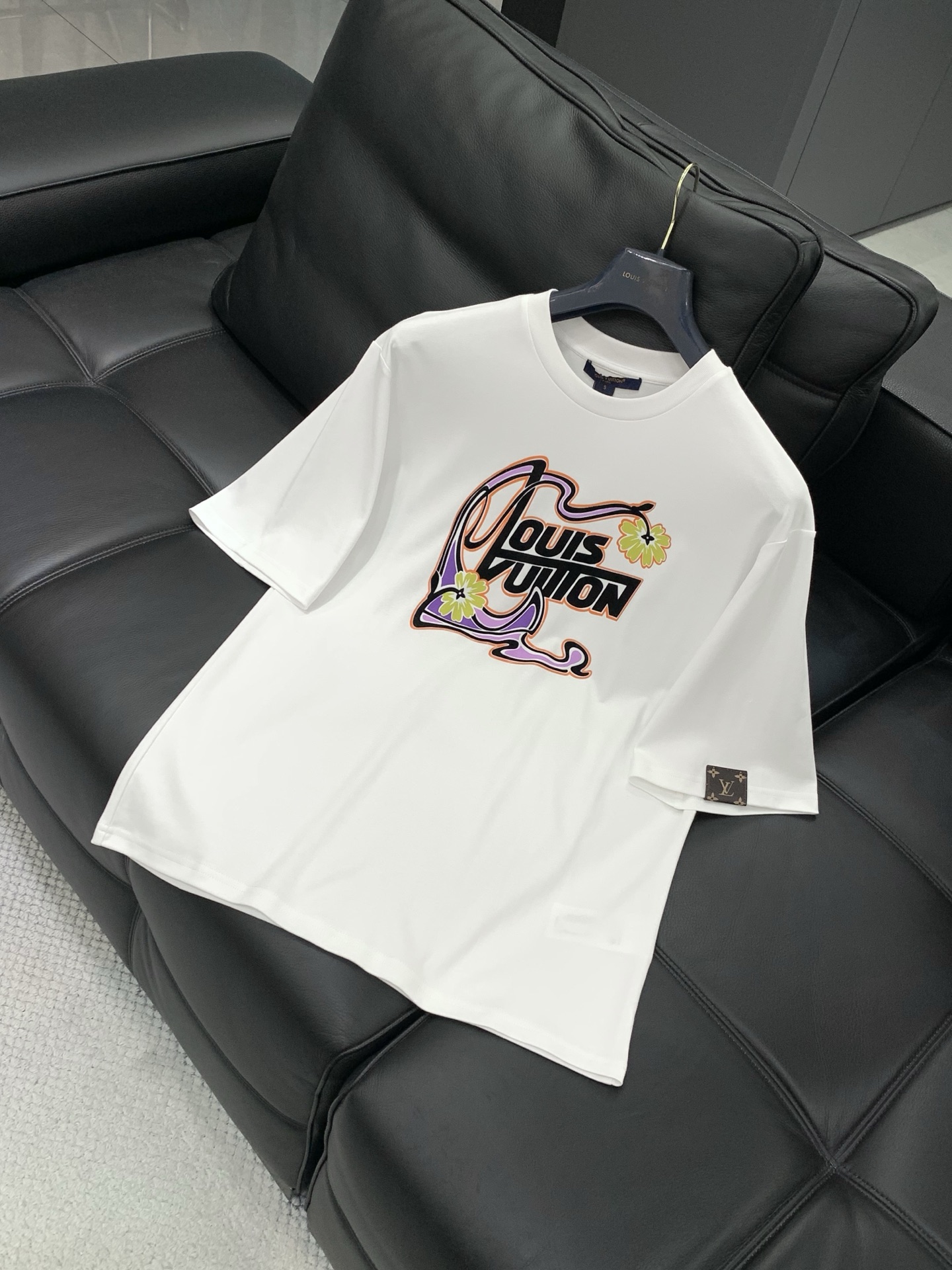 ，LouisVuitton 路易威登，2026春夏最新款，专柜同步有售，原单狠货，时尚休闲圆领短袖T恤，