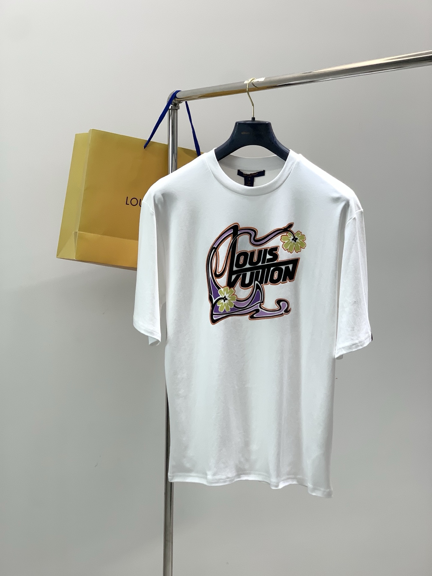 ，LouisVuitton 路易威登，2026春夏最新款，专柜同步有售，原单狠货，时尚休闲圆领短袖T恤，