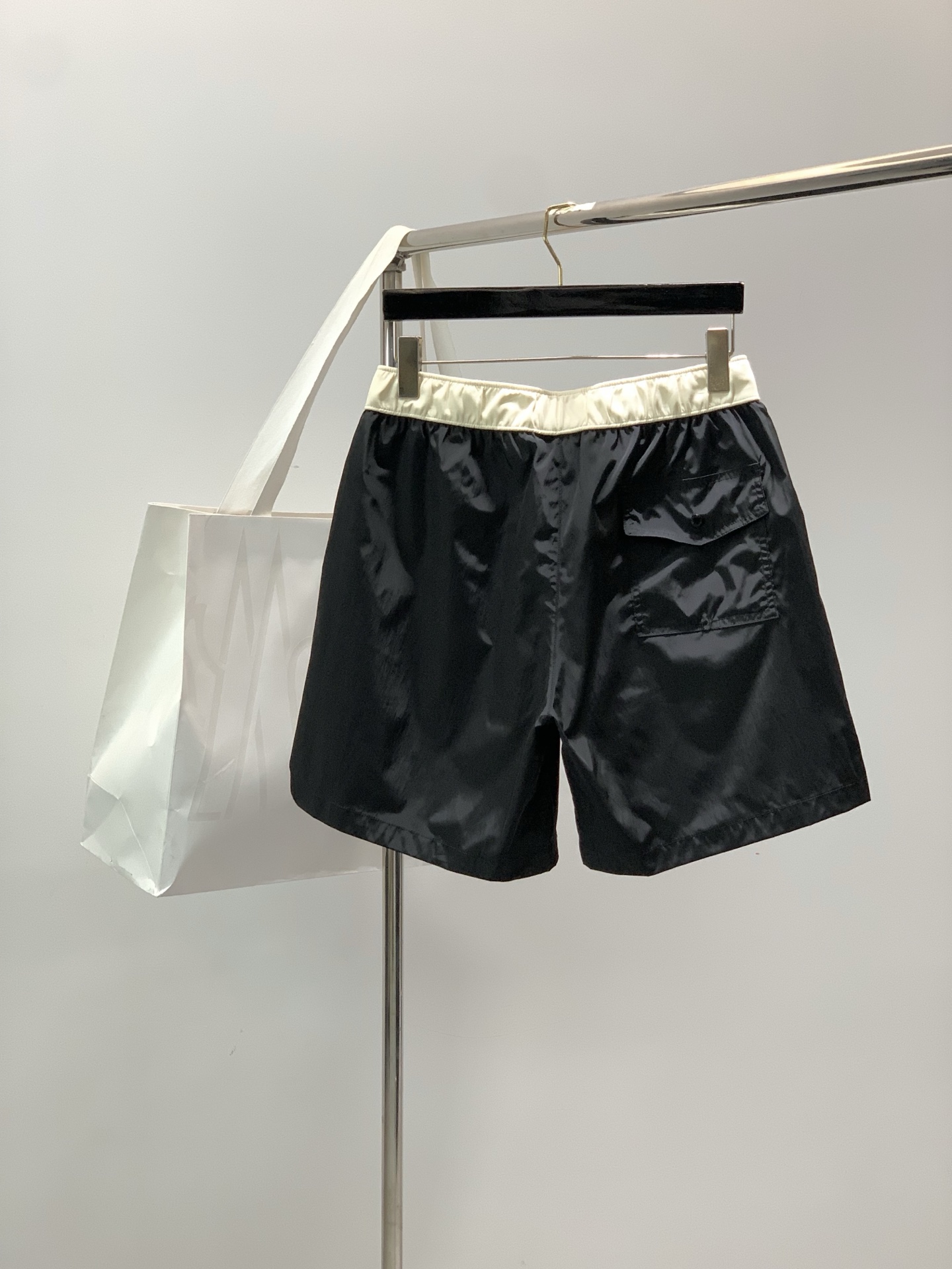 ，Moncler 蒙口，2026夏季最新品，专柜同步有售，原单狠货，时尚休闲短裤，采用进口原版面料，顶级