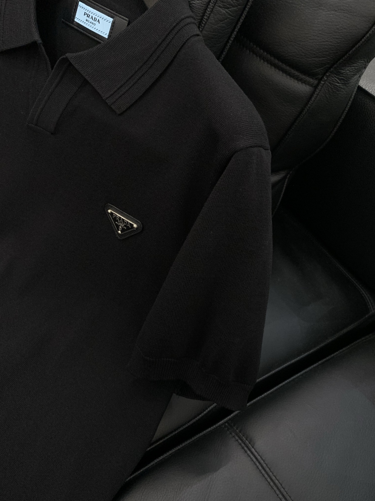 ，PRADA 普拉达，2026春季最新品，专柜同步有售，时尚休闲针织翻领短袖，进口原版面料，做工极为复杂