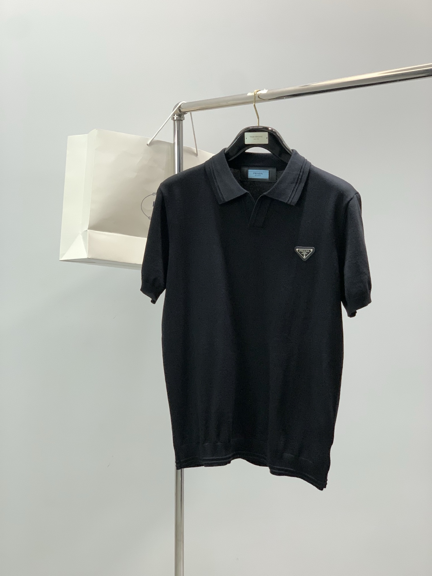 ，PRADA 普拉达，2026春季最新品，专柜同步有售，时尚休闲针织翻领短袖，进口原版面料，做工极为复杂