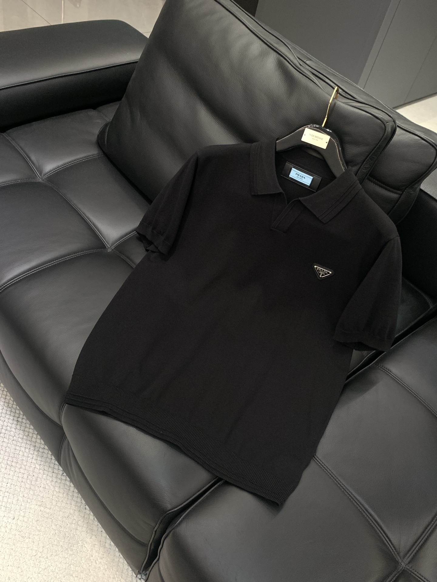 ，PRADA 普拉达，2026春季最新品，专柜同步有售，时尚休闲针织翻领短袖，进口原版面料，做工极为复杂