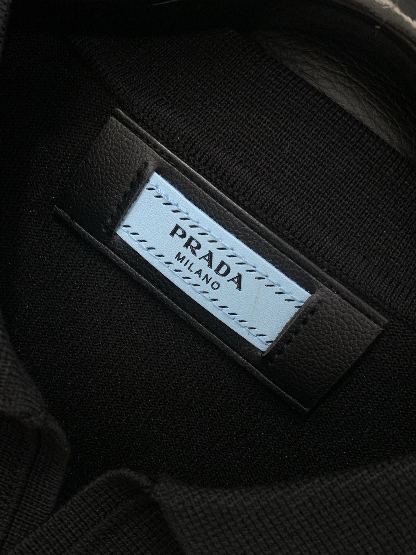 ，PRADA 普拉达，2026春季最新品，专柜同步有售，时尚休闲针织翻领短袖，进口原版面料，做工极为复杂