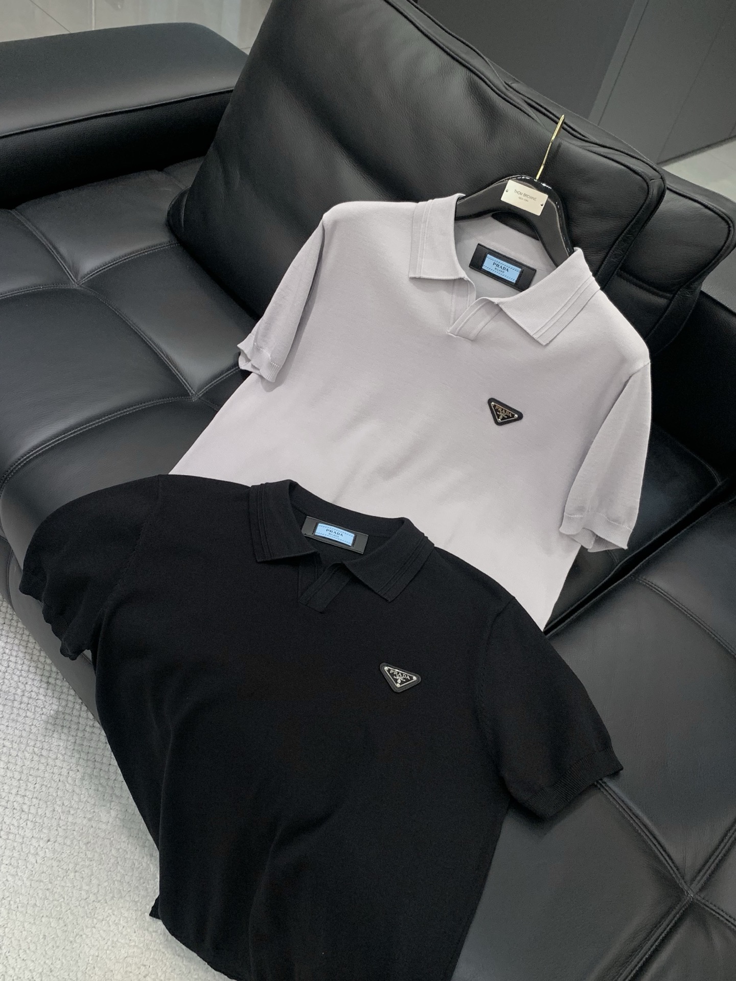 ，PRADA 普拉达，2026春季最新品，专柜同步有售，时尚休闲针织翻领短袖，进口原版面料，做工极为复杂