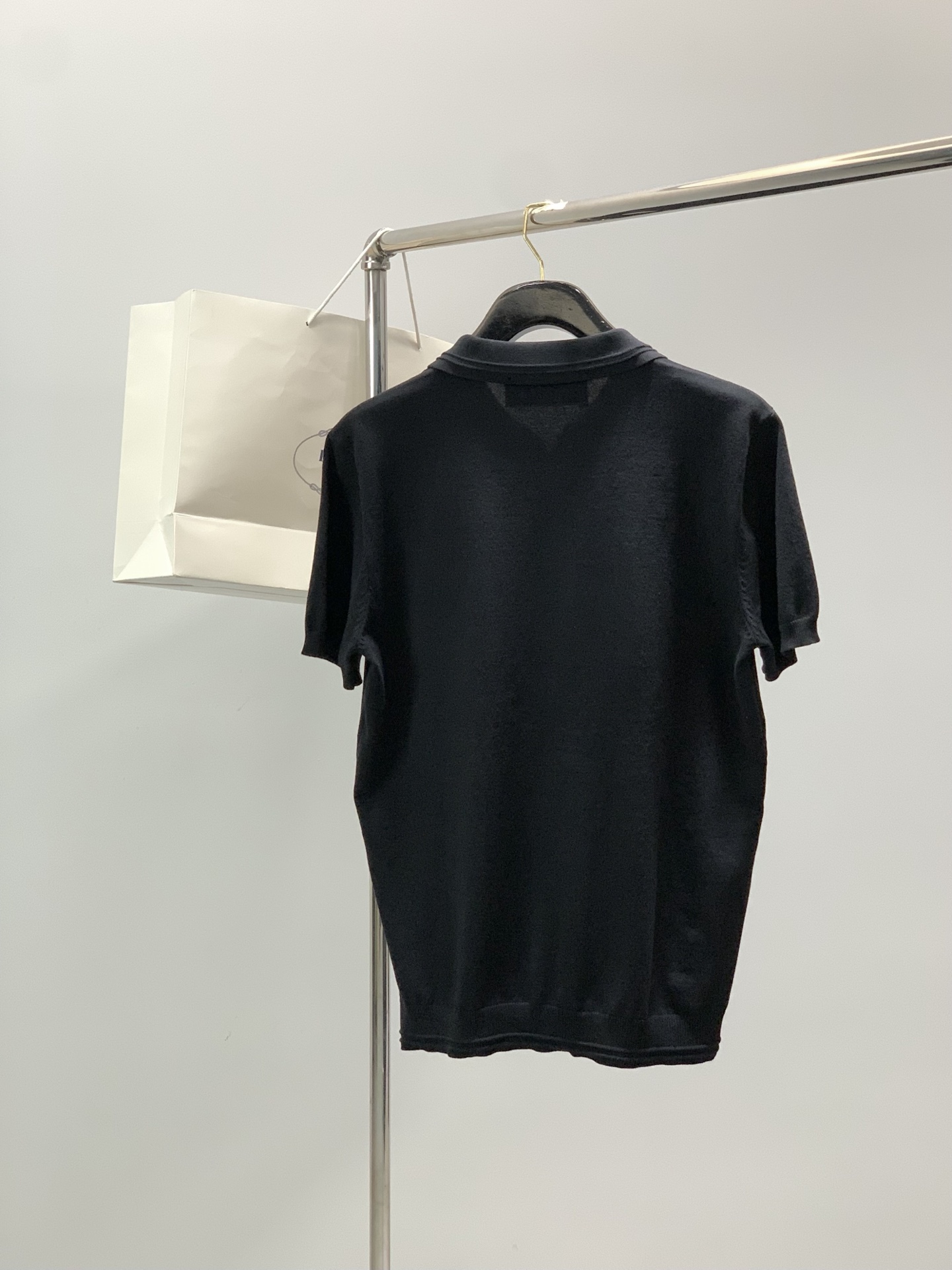 ，PRADA 普拉达，2026春季最新品，专柜同步有售，时尚休闲针织翻领短袖，进口原版面料，做工极为复杂