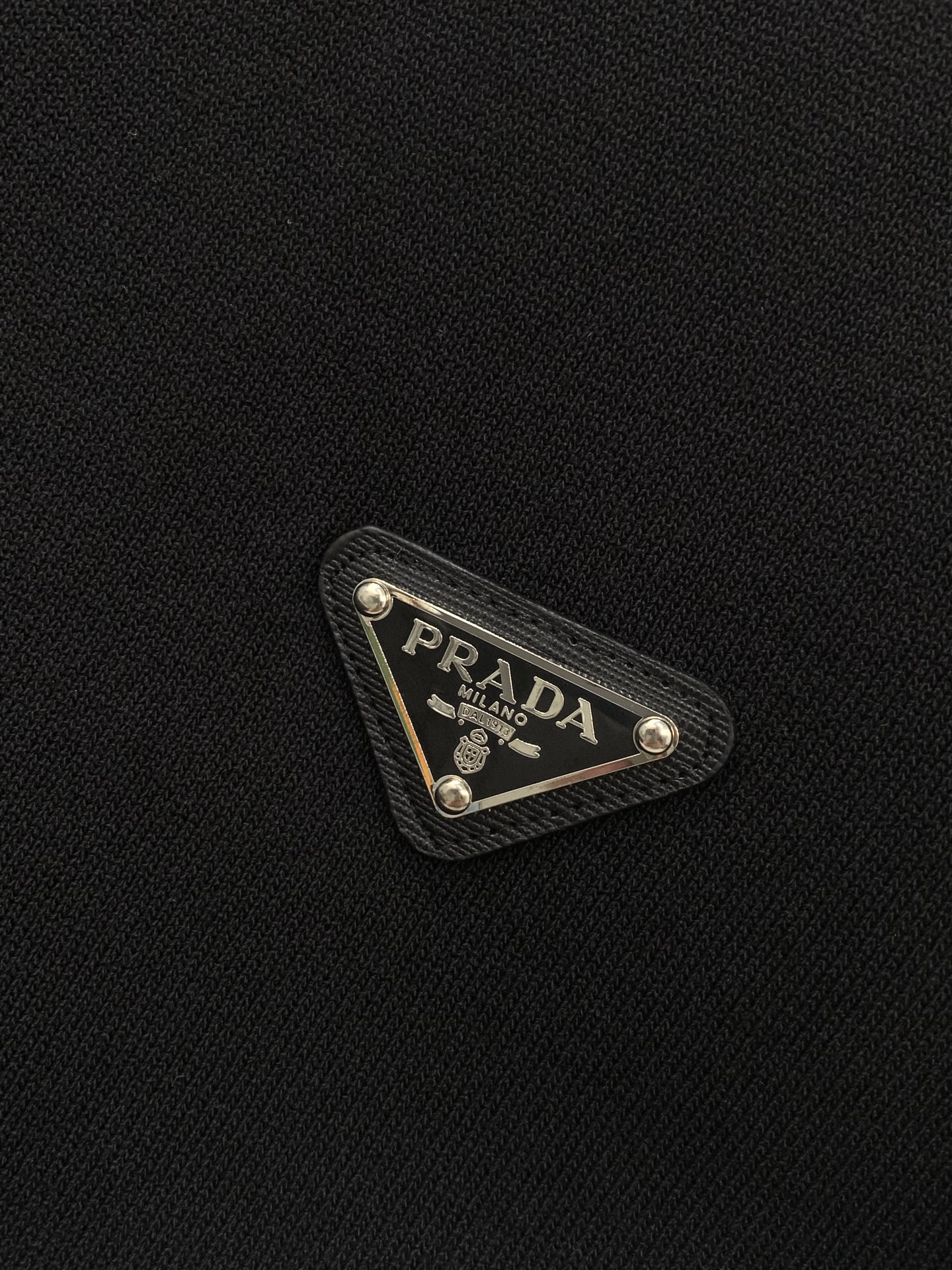 ，PRADA 普拉达，2026春季最新品，专柜同步有售，时尚休闲针织翻领短袖，进口原版面料，做工极为复杂