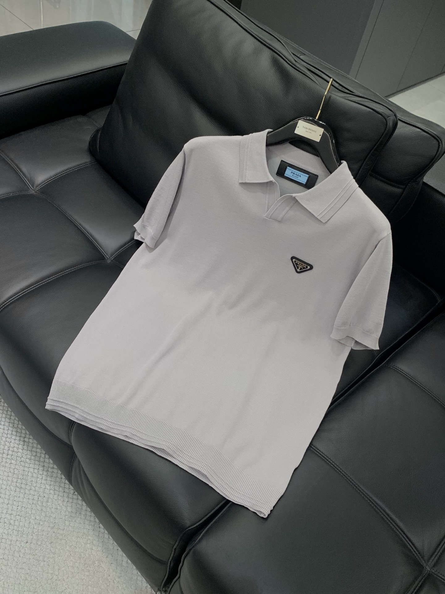 ，PRADA 普拉达，2026春季最新品，专柜同步有售，时尚休闲针织翻领短袖，进口原版面料，做工极为复杂