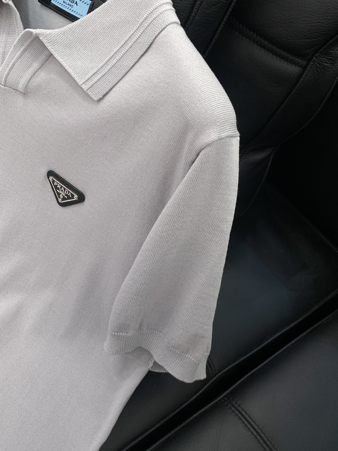 ，PRADA 普拉达，2026春季最新品，专柜同步有售，时尚休闲针织翻领短袖，进口原版面料，做工极为复杂