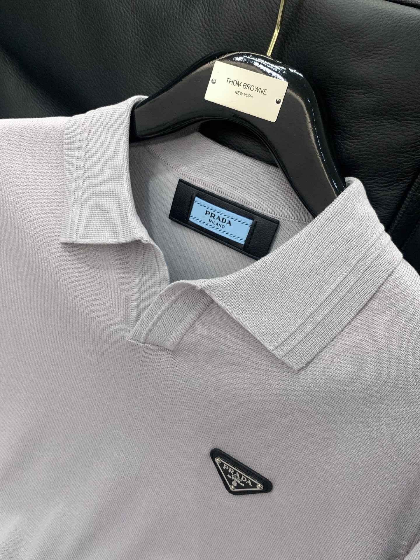 ，PRADA 普拉达，2026春季最新品，专柜同步有售，时尚休闲针织翻领短袖，进口原版面料，做工极为复杂