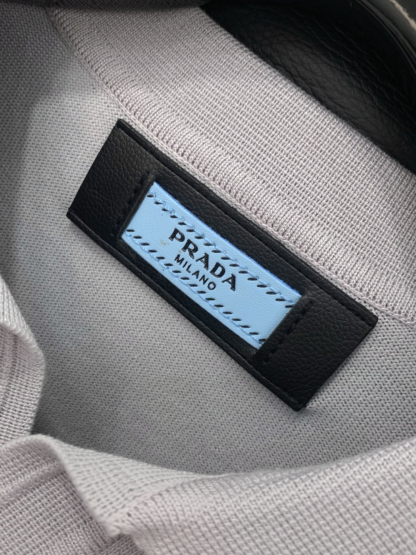 ，PRADA 普拉达，2026春季最新品，专柜同步有售，时尚休闲针织翻领短袖，进口原版面料，做工极为复杂