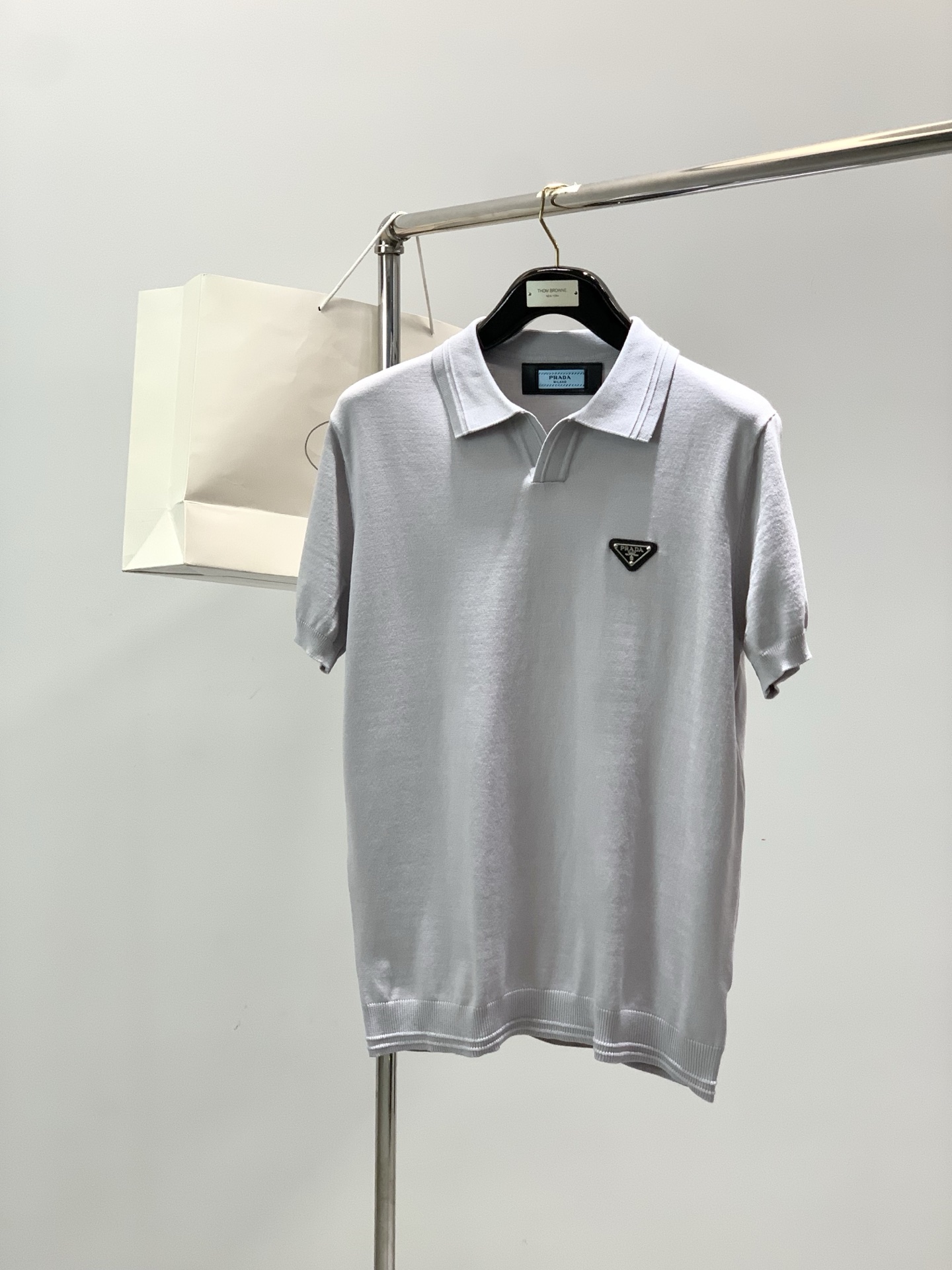 ，PRADA 普拉达，2026春季最新品，专柜同步有售，时尚休闲针织翻领短袖，进口原版面料，做工极为复杂