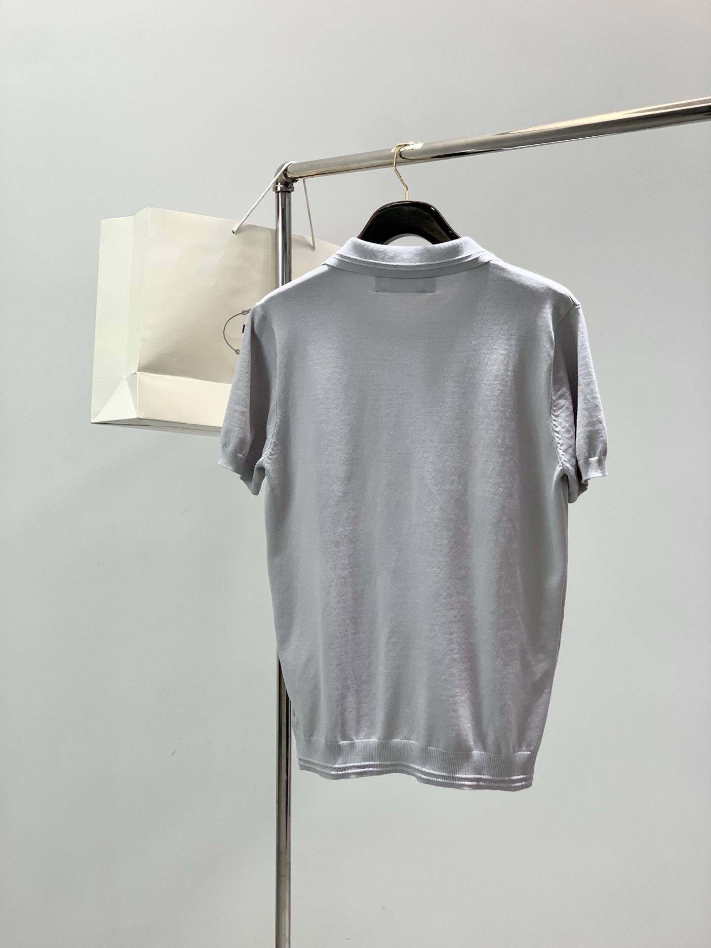 ，PRADA 普拉达，2026春季最新品，专柜同步有售，时尚休闲针织翻领短袖，进口原版面料，做工极为复杂