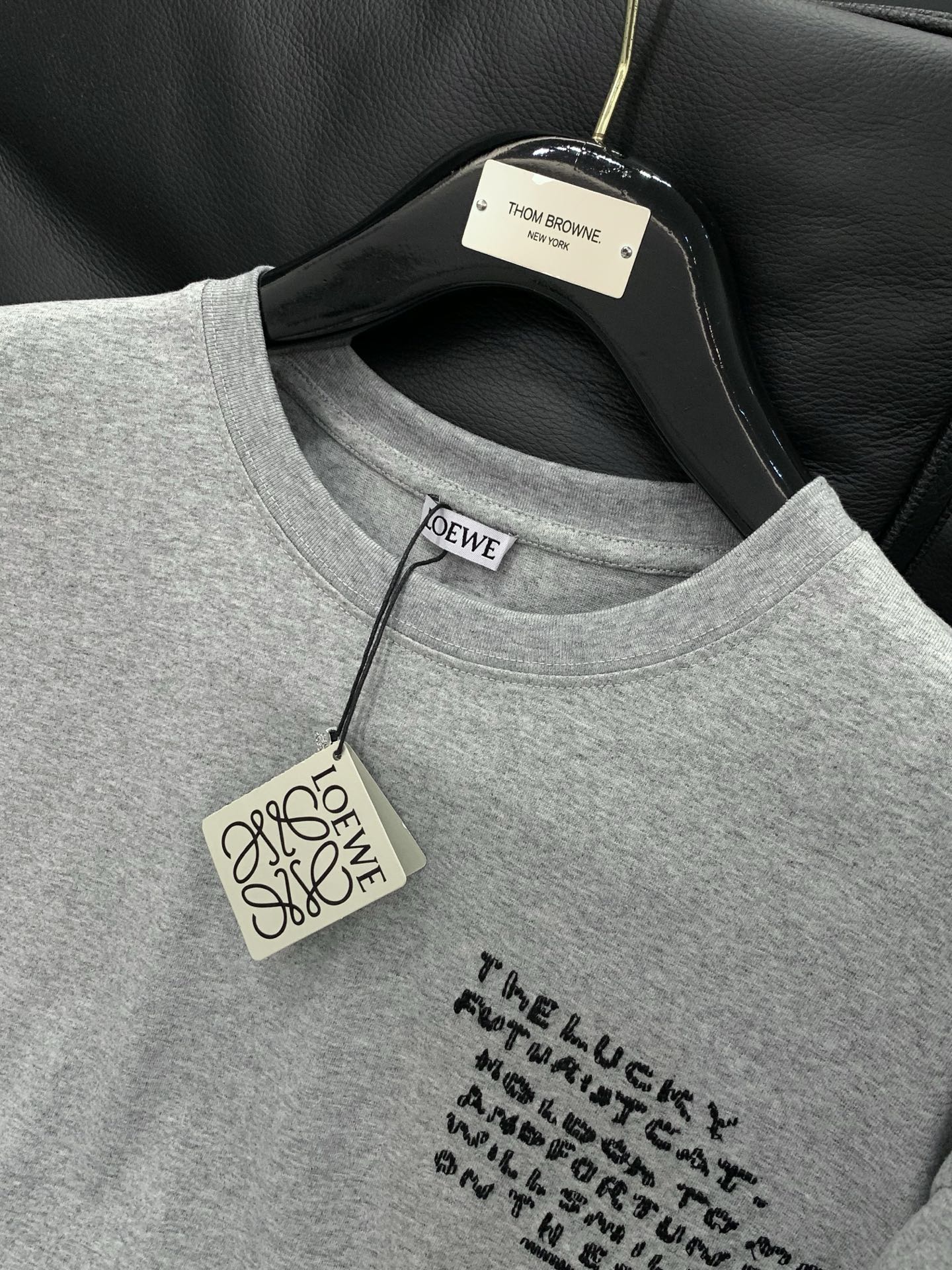 ，Loewe 罗意威，2026春夏最新款，专柜同步有售，原单狠货，时尚休闲圆领短袖T恤，上身很有特点！吸