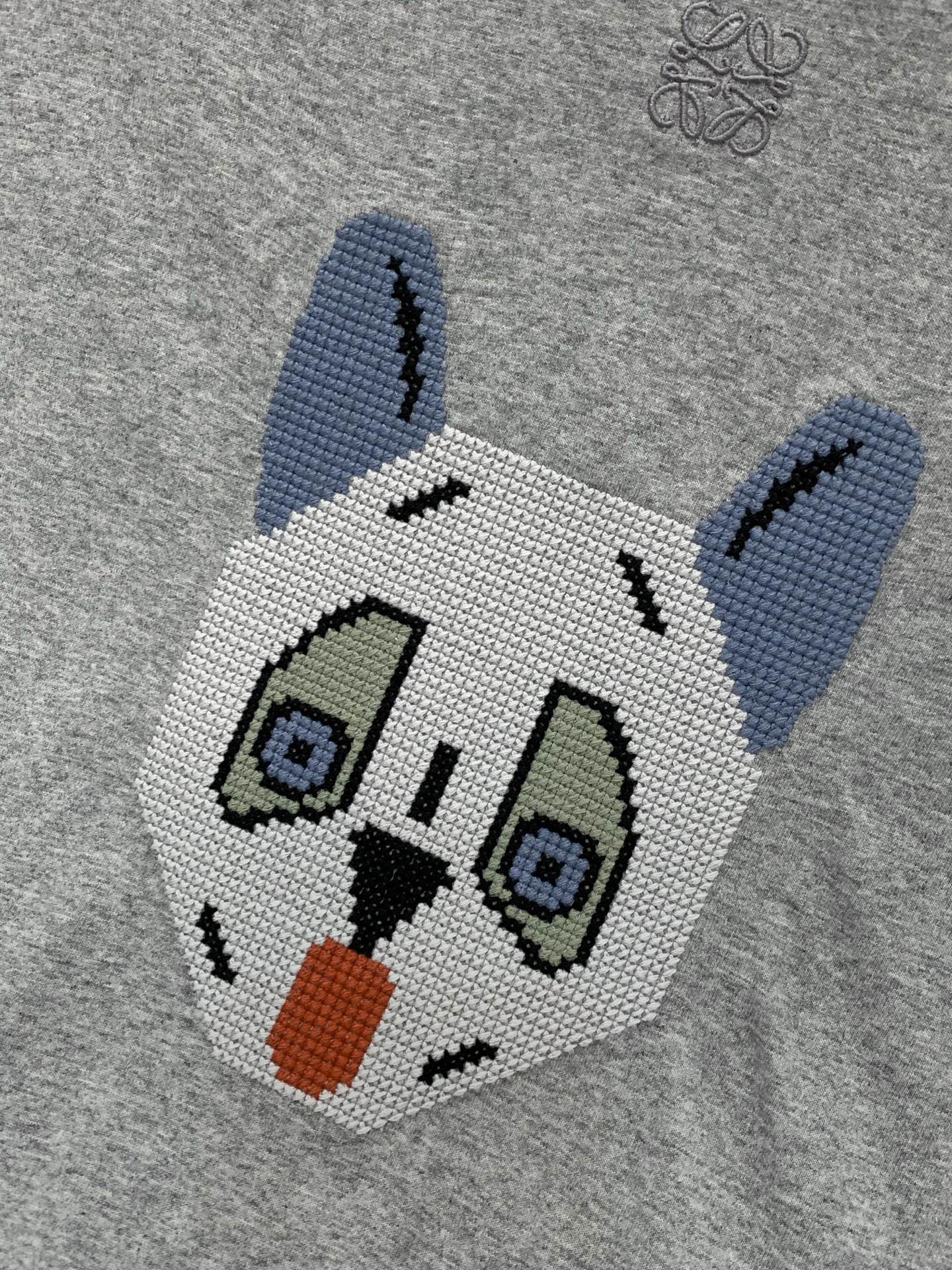 ，Loewe 罗意威，2026春夏最新款，专柜同步有售，原单狠货，时尚休闲圆领短袖T恤，上身很有特点！吸