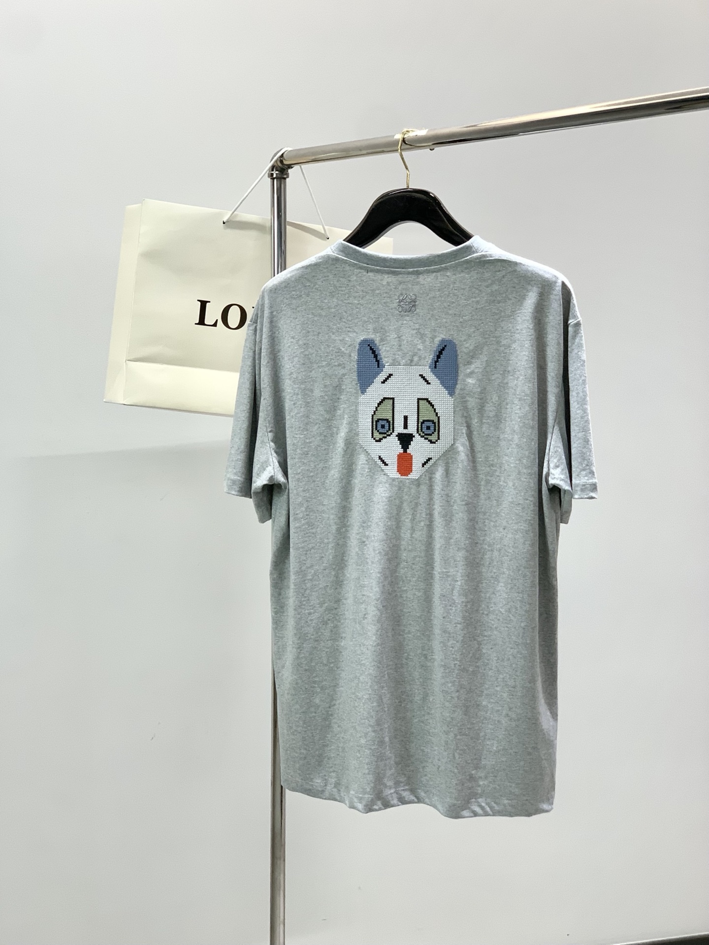 ，Loewe 罗意威，2026春夏最新款，专柜同步有售，原单狠货，时尚休闲圆领短袖T恤，上身很有特点！吸