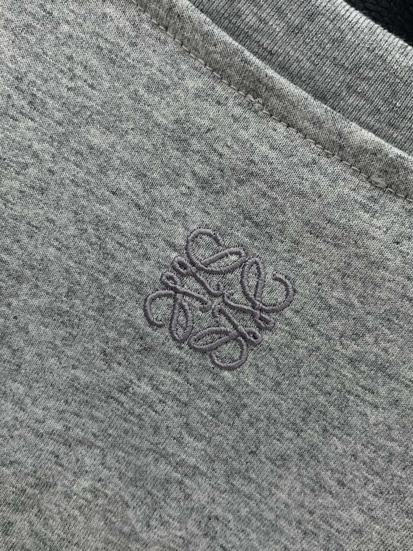 ，Loewe 罗意威，2026春夏最新款，专柜同步有售，原单狠货，时尚休闲圆领短袖T恤，上身很有特点！吸