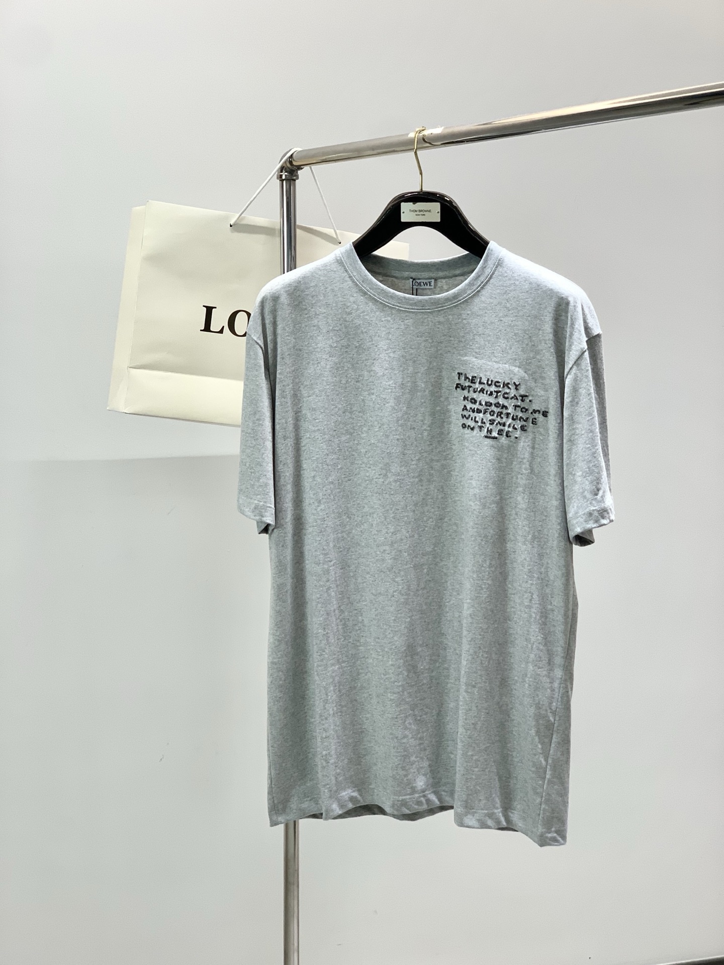 ，Loewe 罗意威，2026春夏最新款，专柜同步有售，原单狠货，时尚休闲圆领短袖T恤，上身很有特点！吸