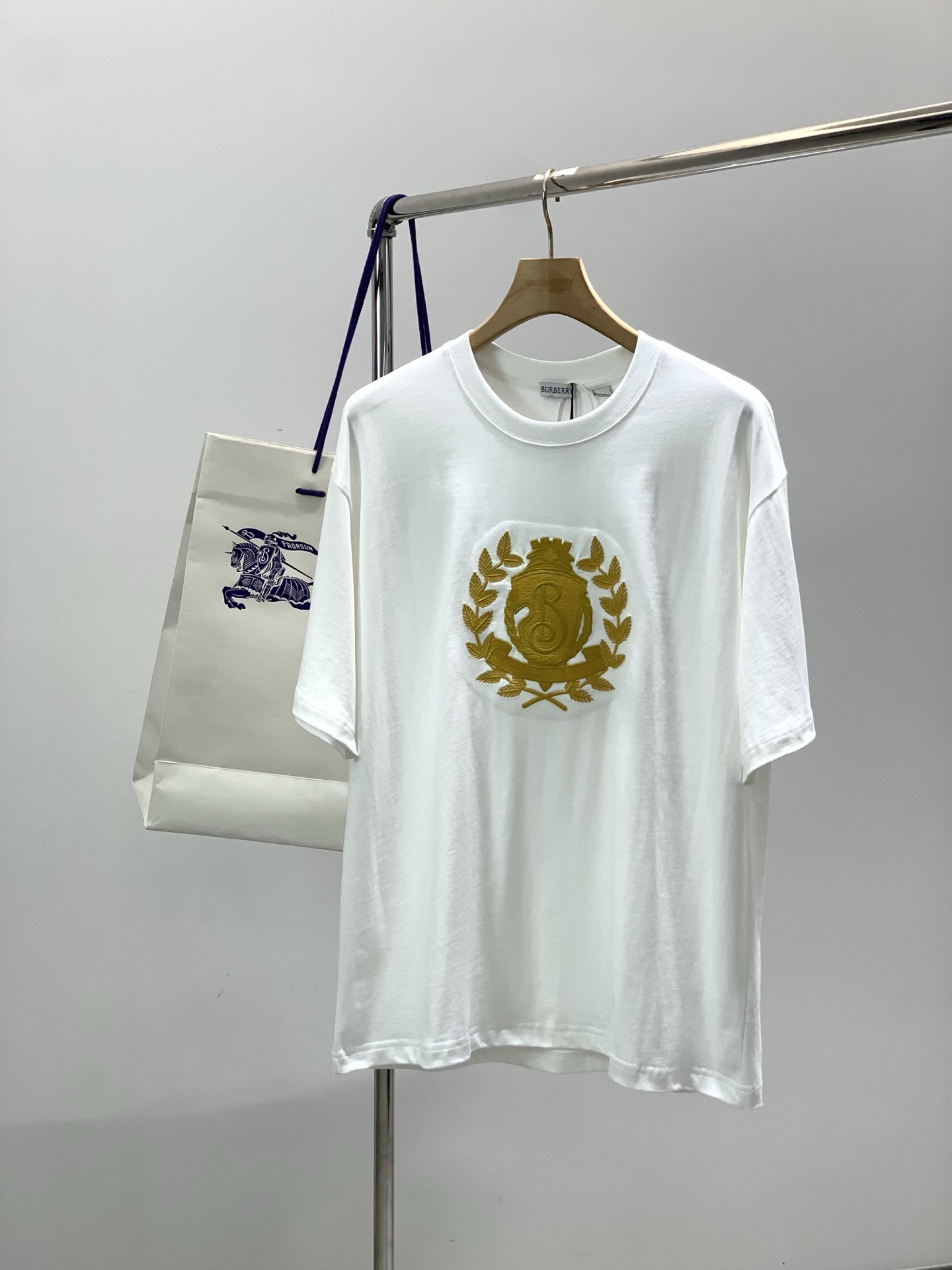 ，Burberry 巴宝莉，2026春夏最新品，专柜同步有售，原单狠货，时尚休闲圆领短袖T恤，进口原版面