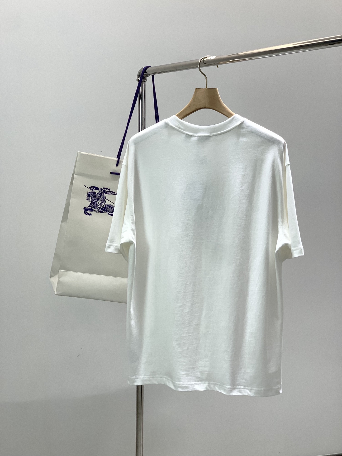 ，Burberry 巴宝莉，2026春夏最新品，专柜同步有售，原单狠货，时尚休闲圆领短袖T恤，进口原版面