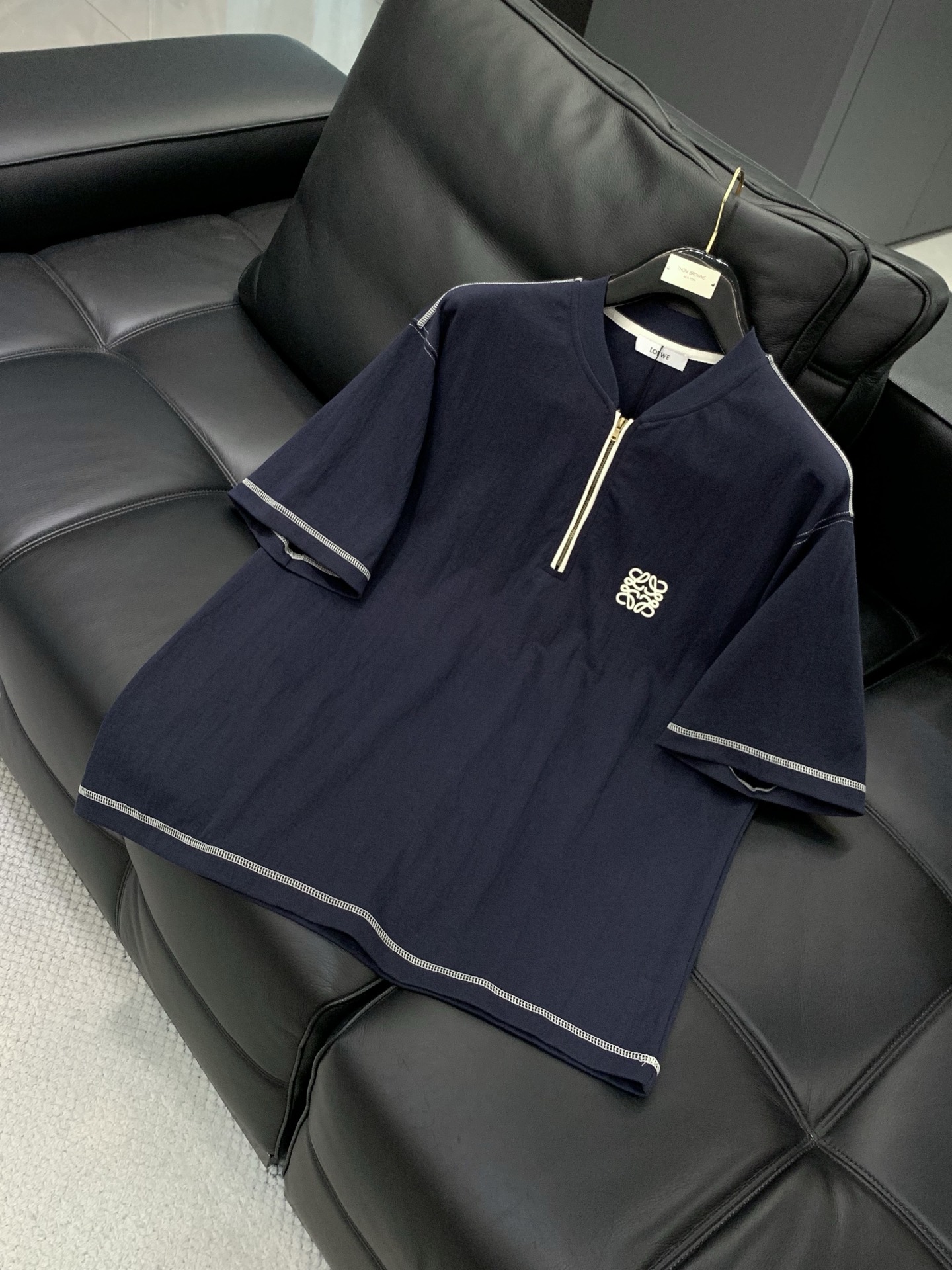 ，Loewe 罗意威，2026春夏最新款，专柜同步有售，原单狠货，时尚休闲圆领短袖T恤，上身很有特点！吸