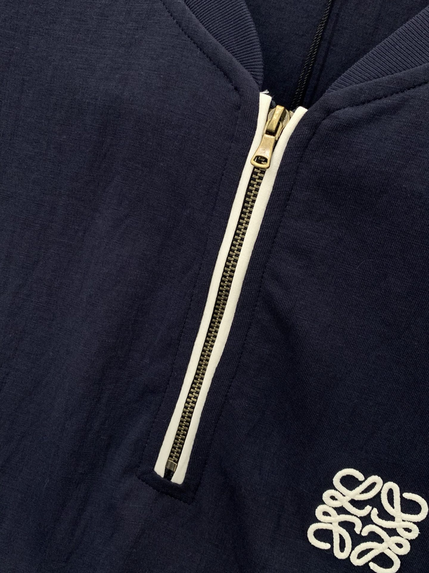 ，Loewe 罗意威，2026春夏最新款，专柜同步有售，原单狠货，时尚休闲圆领短袖T恤，上身很有特点！吸