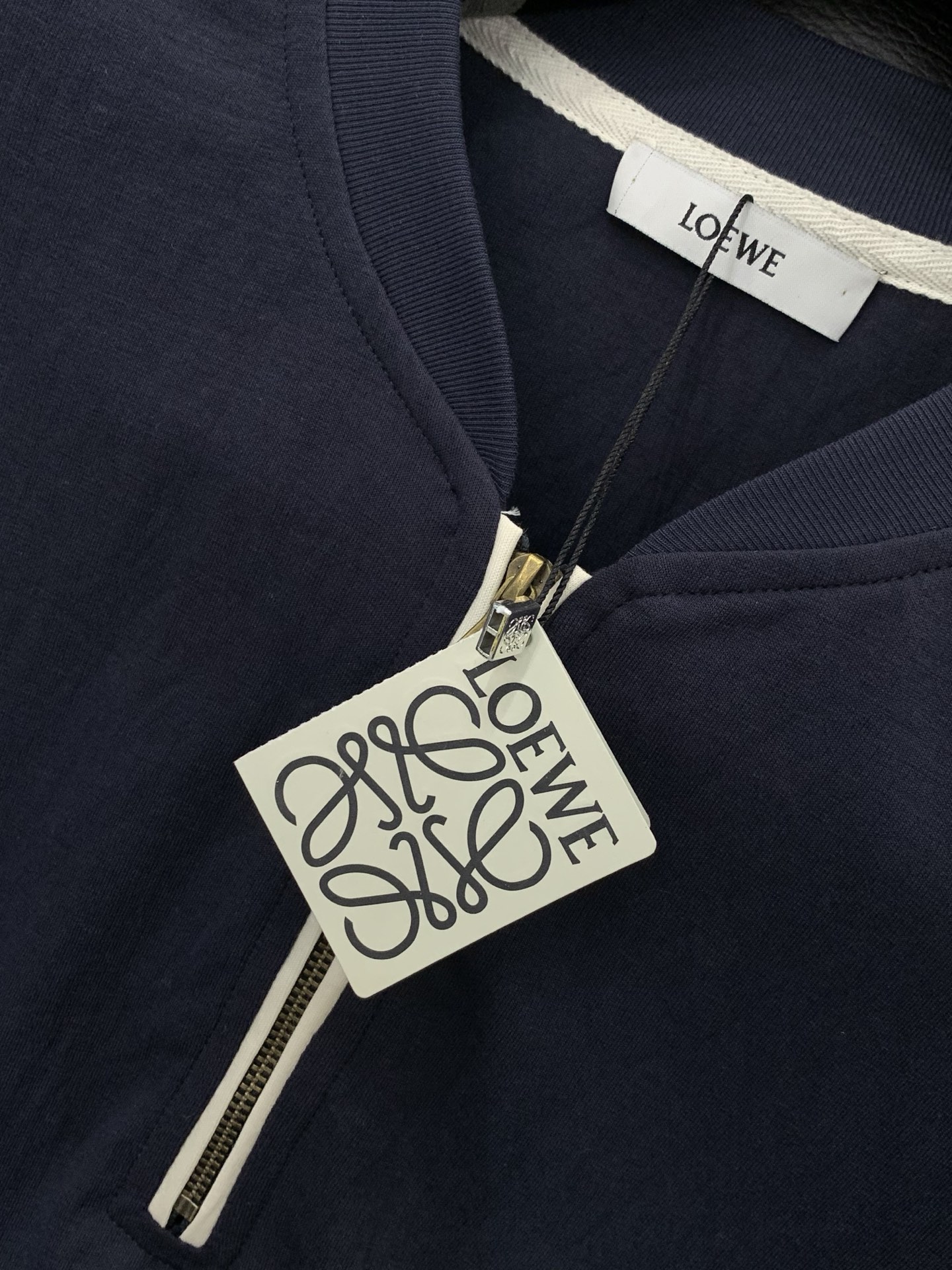 ，Loewe 罗意威，2026春夏最新款，专柜同步有售，原单狠货，时尚休闲圆领短袖T恤，上身很有特点！吸