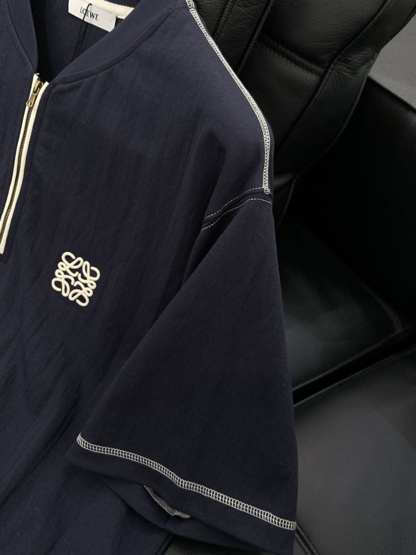 ，Loewe 罗意威，2026春夏最新款，专柜同步有售，原单狠货，时尚休闲圆领短袖T恤，上身很有特点！吸