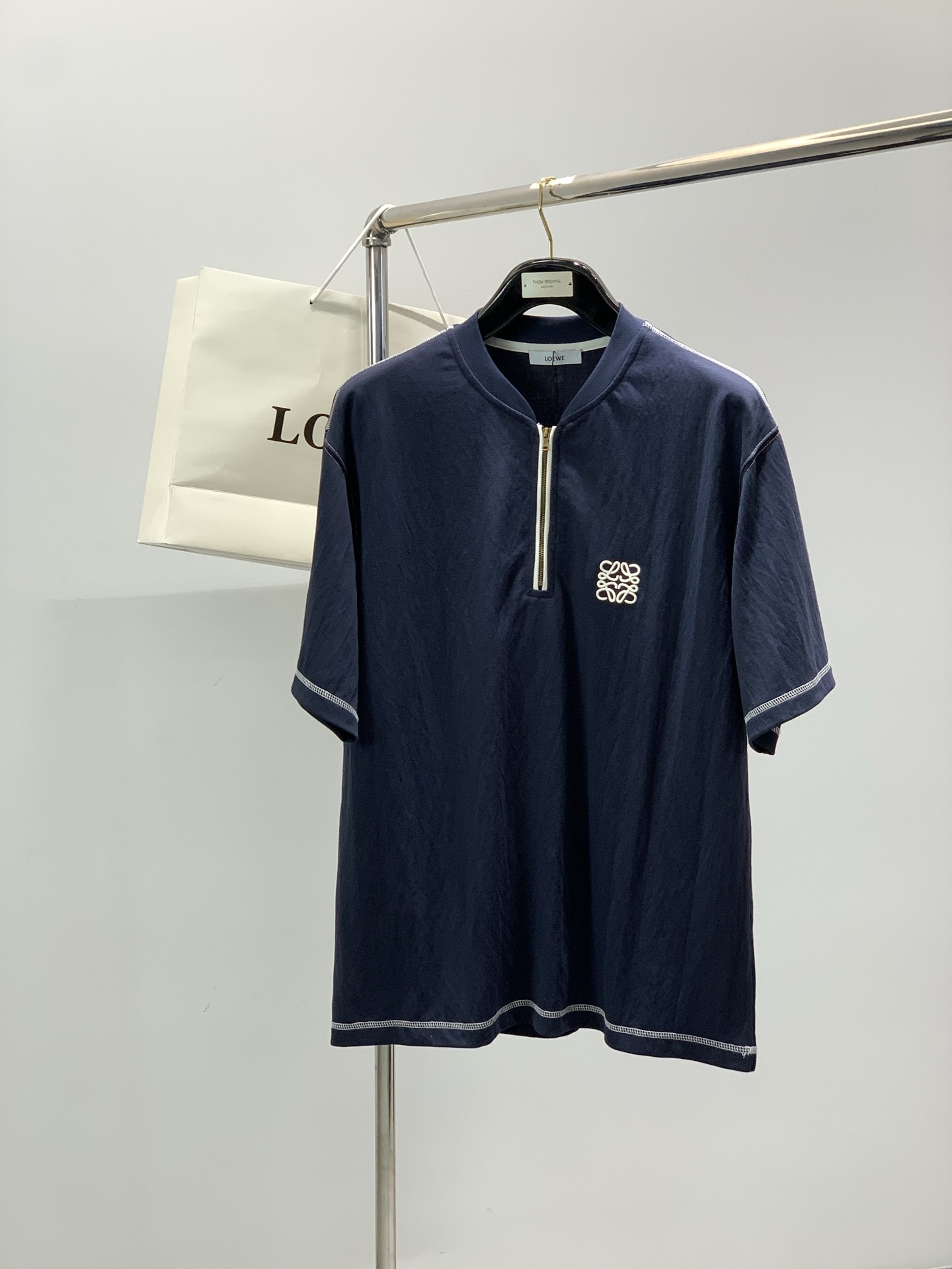 ，Loewe 罗意威，2026春夏最新款，专柜同步有售，原单狠货，时尚休闲圆领短袖T恤，上身很有特点！吸