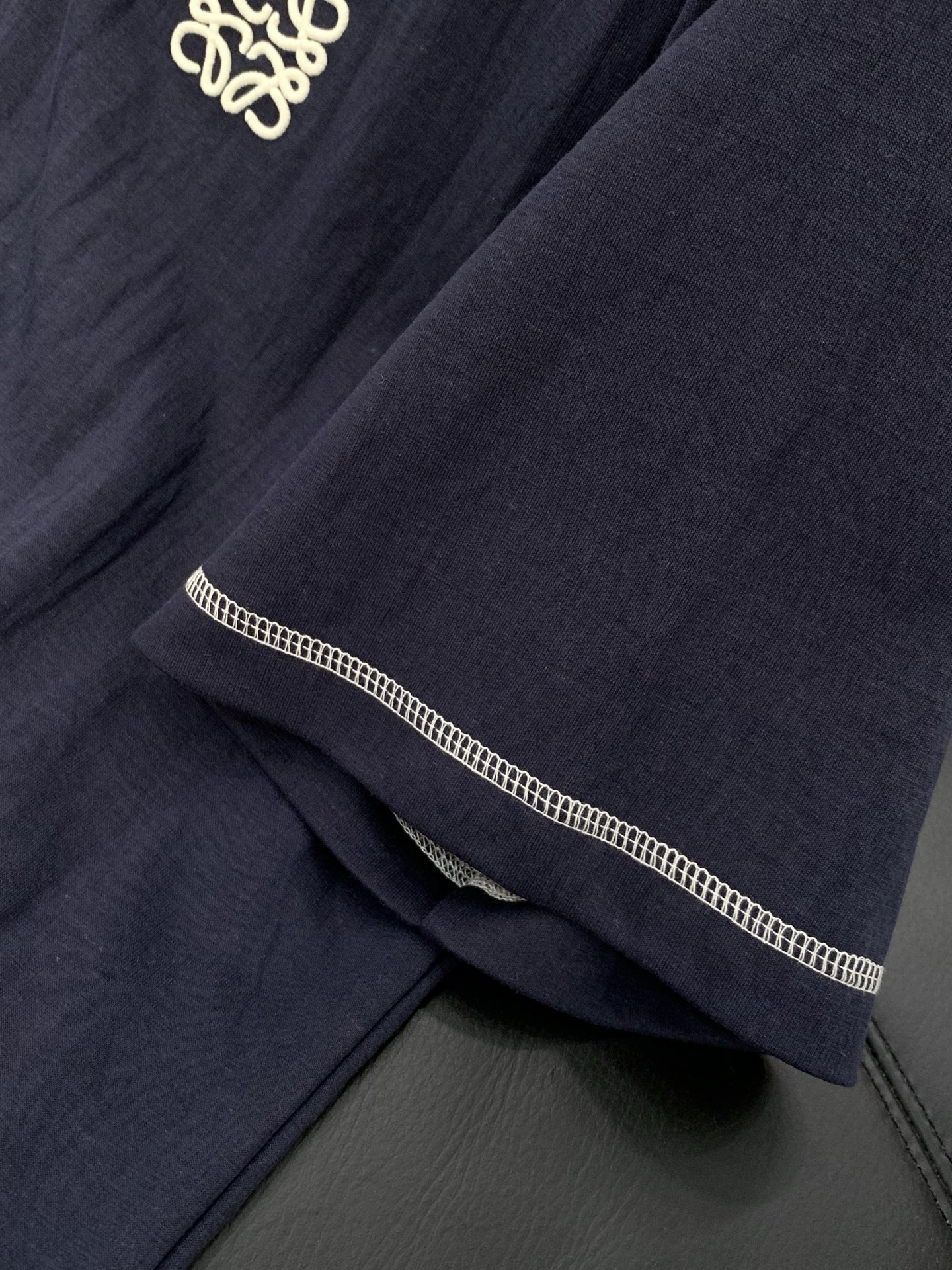 ，Loewe 罗意威，2026春夏最新款，专柜同步有售，原单狠货，时尚休闲圆领短袖T恤，上身很有特点！吸