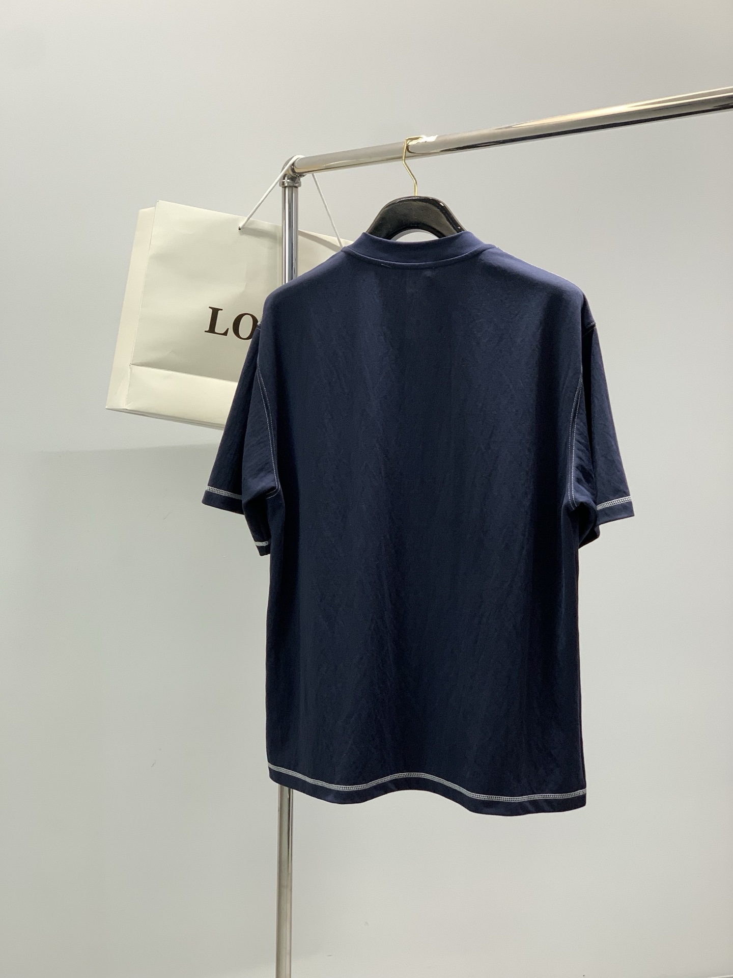 ，Loewe 罗意威，2026春夏最新款，专柜同步有售，原单狠货，时尚休闲圆领短袖T恤，上身很有特点！吸