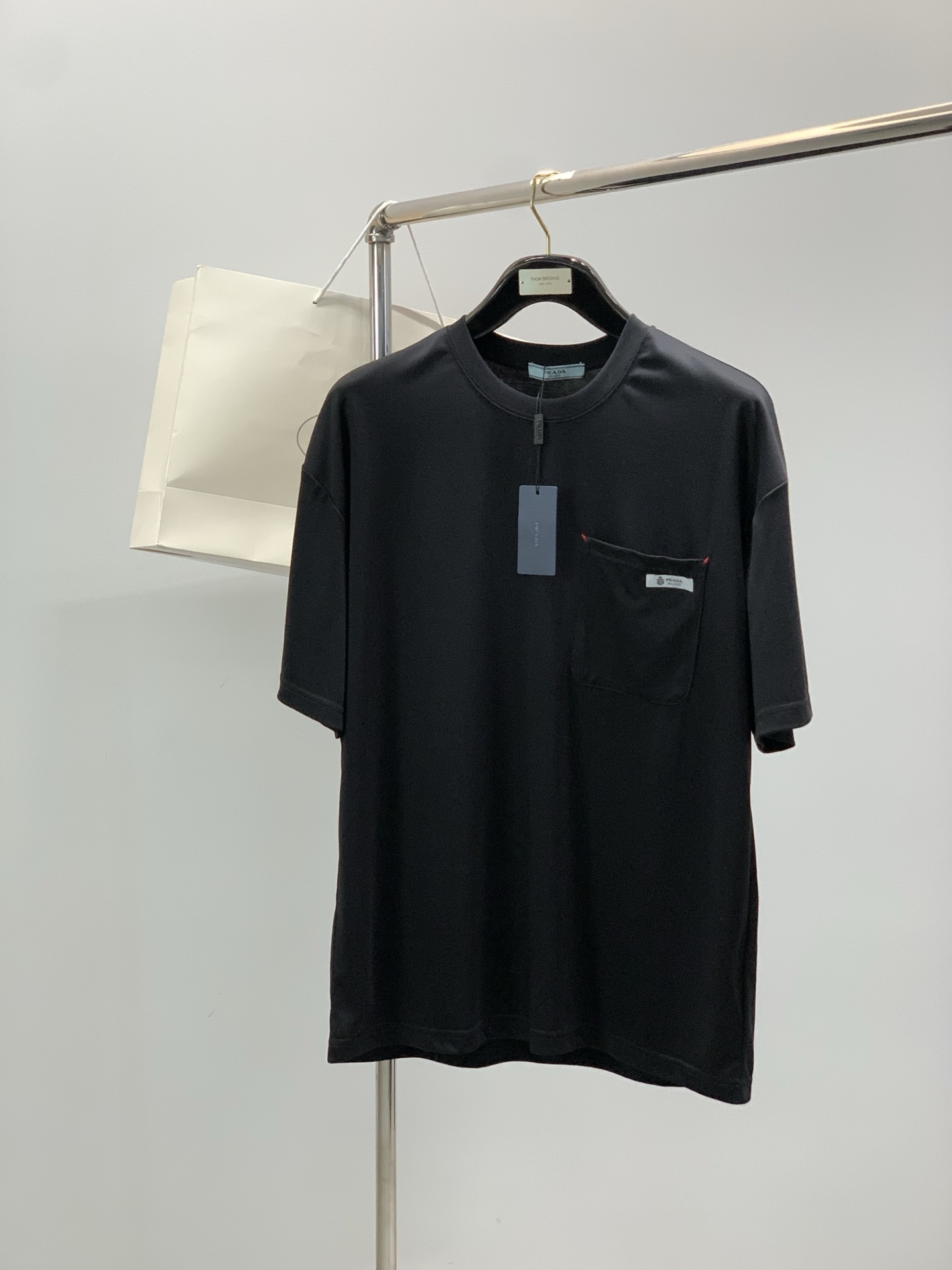 ，PRADA 普拉达，2026初夏最新品，专柜同步有售，时尚休闲圆领短袖T恤，进口原版面料，做工极为复杂