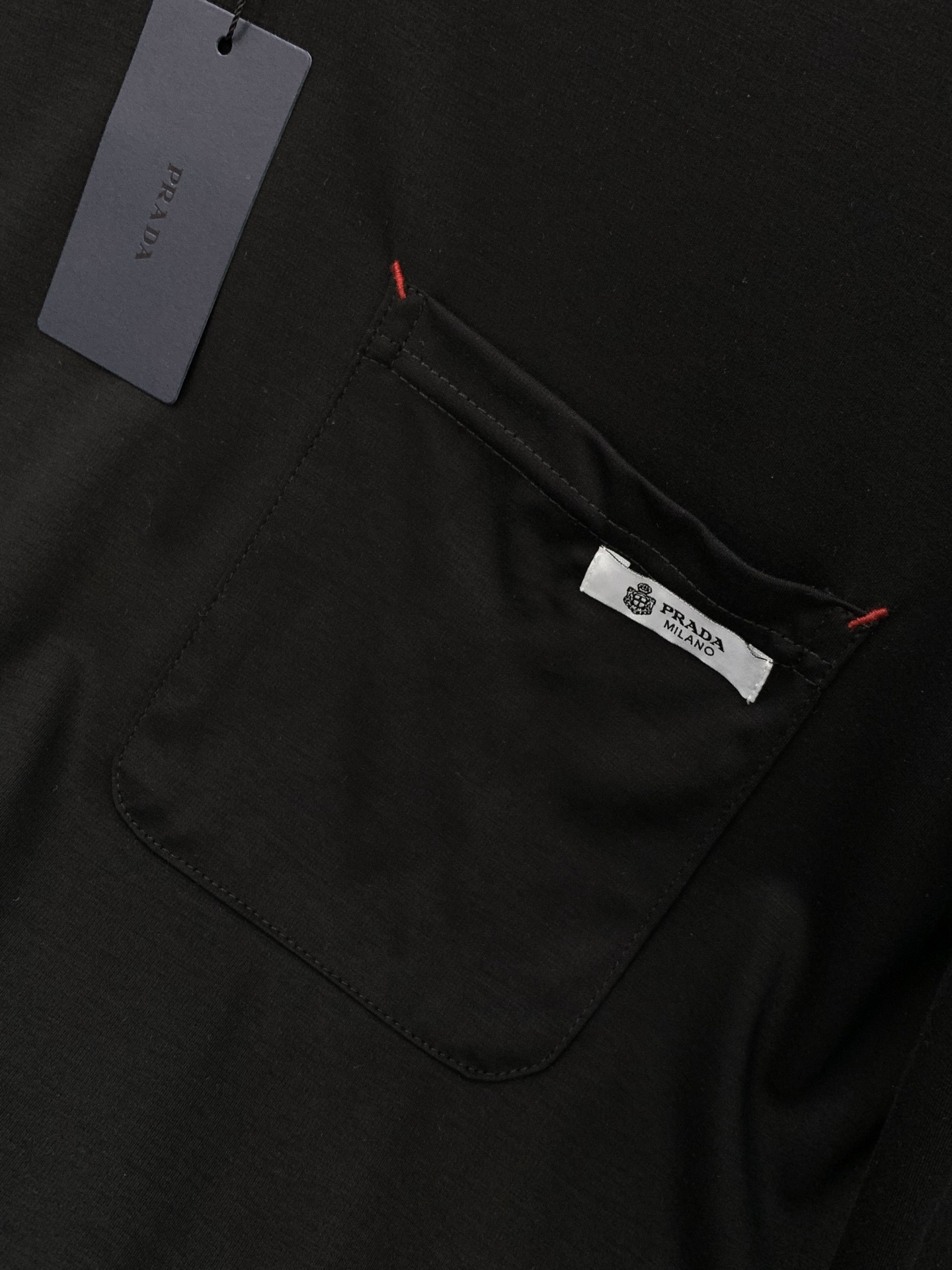 ，PRADA 普拉达，2026初夏最新品，专柜同步有售，时尚休闲圆领短袖T恤，进口原版面料，做工极为复杂