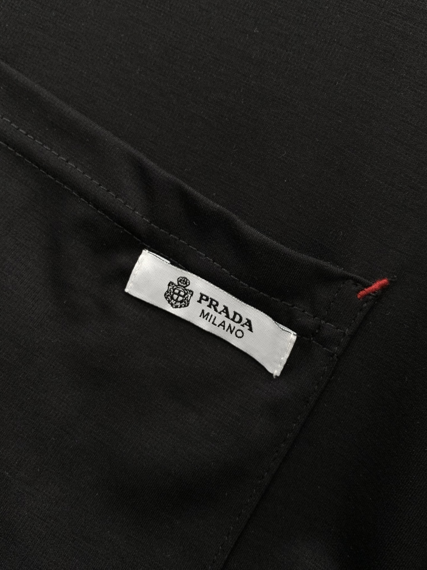 ，PRADA 普拉达，2026初夏最新品，专柜同步有售，时尚休闲圆领短袖T恤，进口原版面料，做工极为复杂