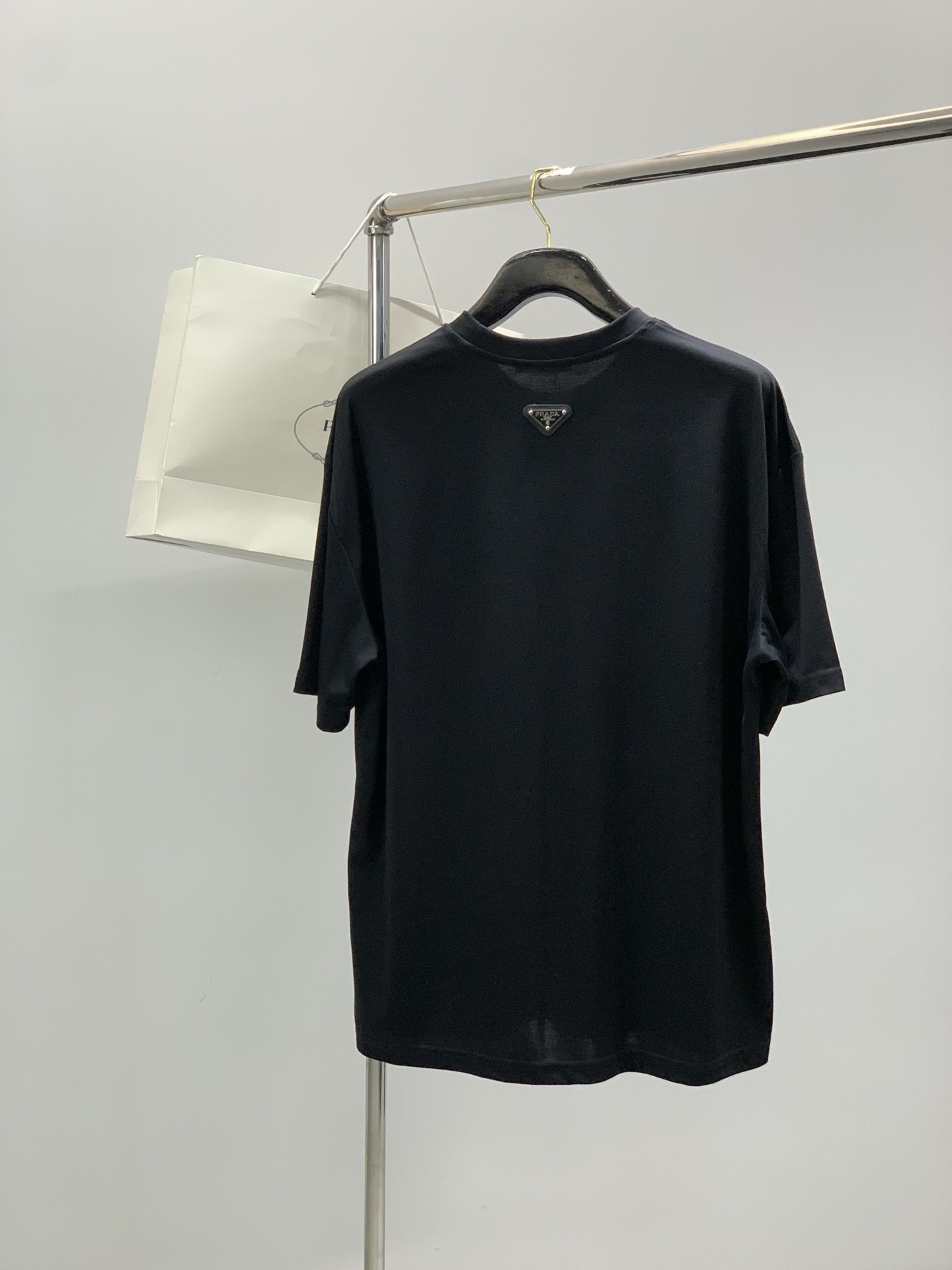 ，PRADA 普拉达，2026初夏最新品，专柜同步有售，时尚休闲圆领短袖T恤，进口原版面料，做工极为复杂