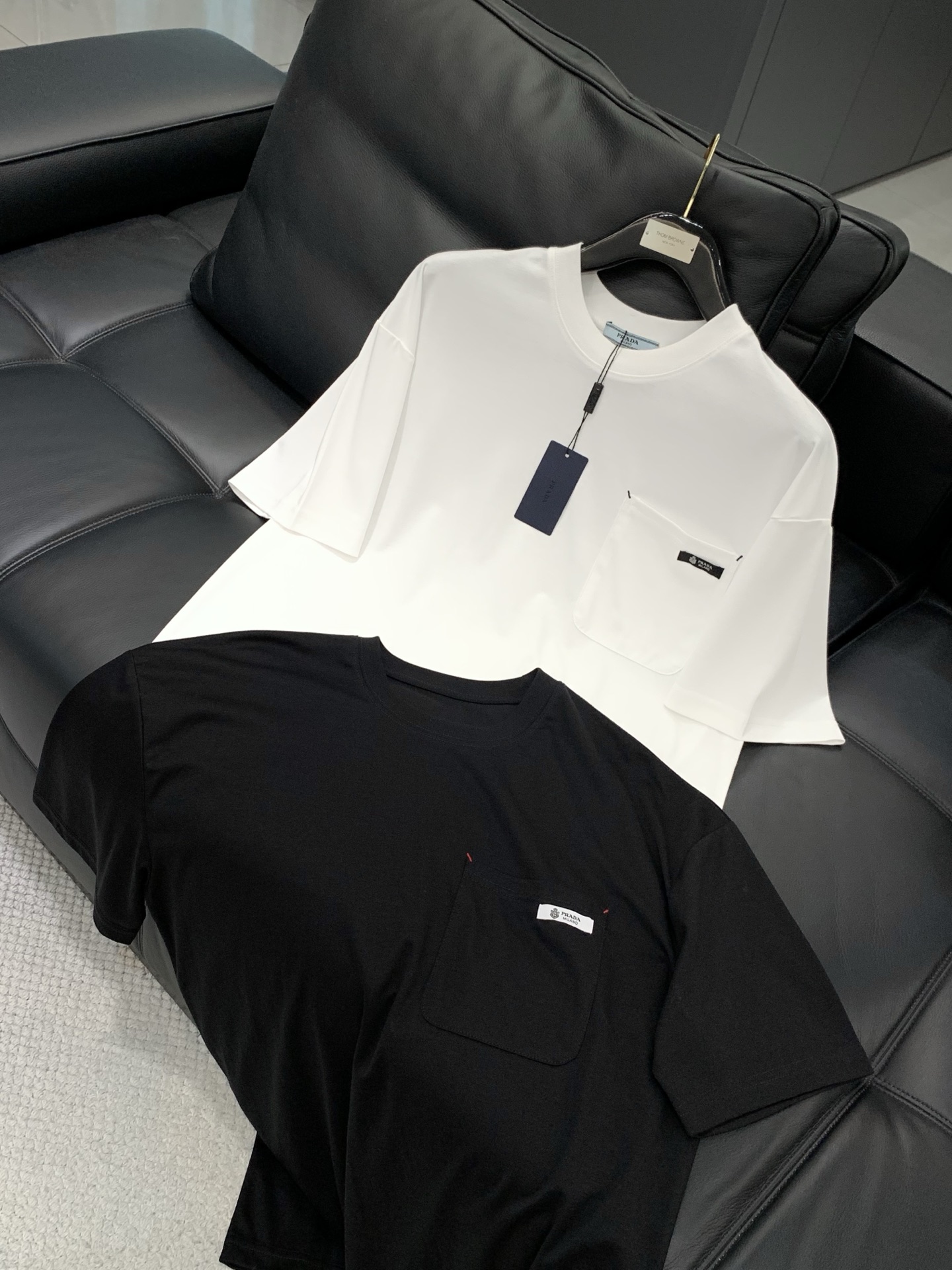 ，PRADA 普拉达，2026初夏最新品，专柜同步有售，时尚休闲圆领短袖T恤，进口原版面料，做工极为复杂