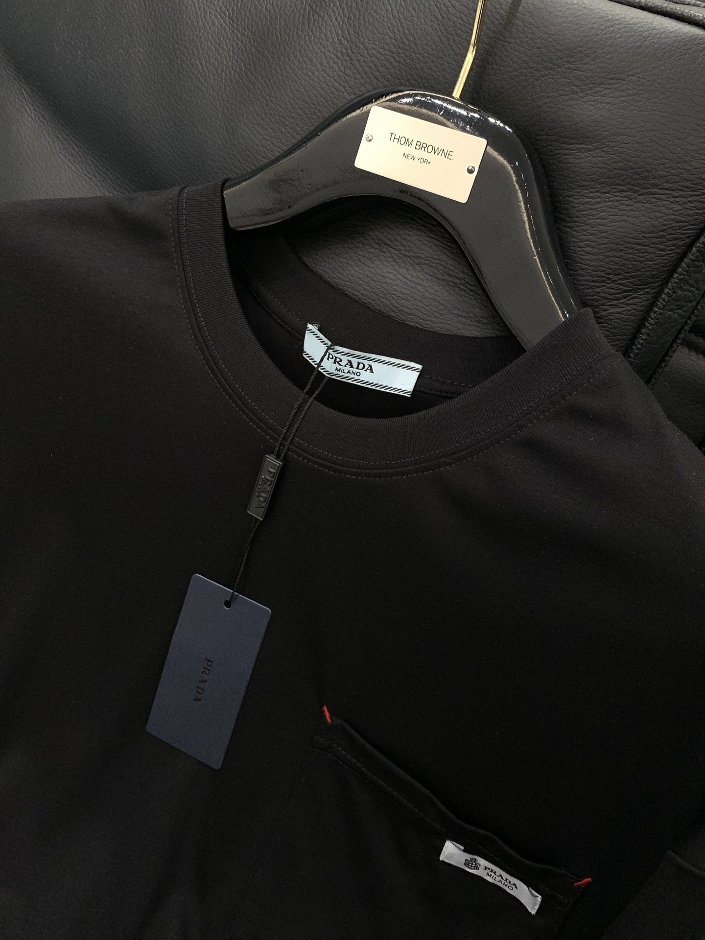 ，PRADA 普拉达，2026初夏最新品，专柜同步有售，时尚休闲圆领短袖T恤，进口原版面料，做工极为复杂