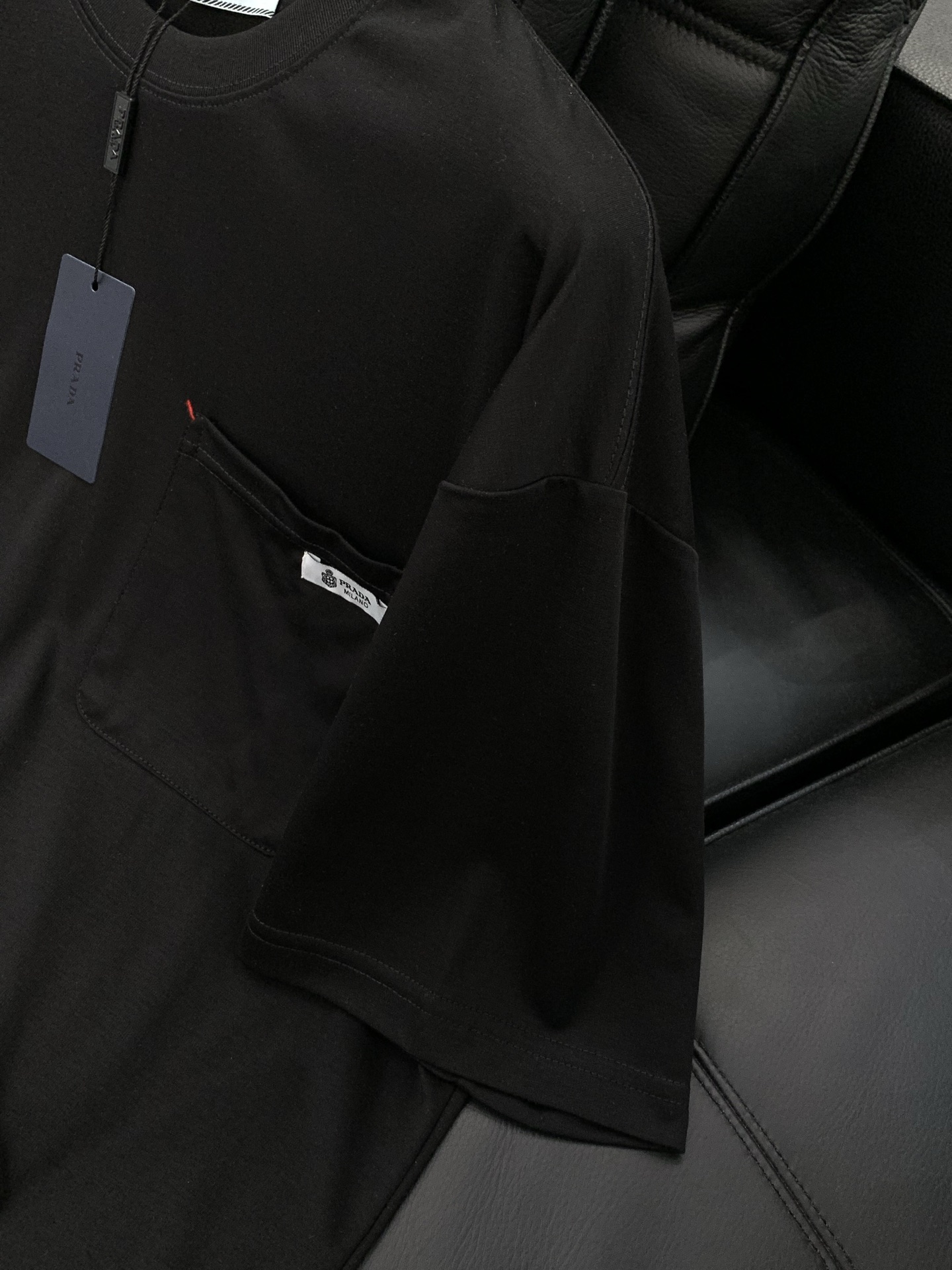 ，PRADA 普拉达，2026初夏最新品，专柜同步有售，时尚休闲圆领短袖T恤，进口原版面料，做工极为复杂