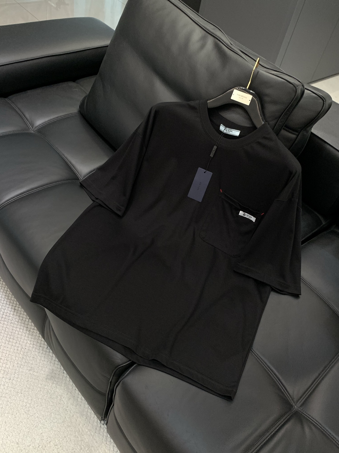 ，PRADA 普拉达，2026初夏最新品，专柜同步有售，时尚休闲圆领短袖T恤，进口原版面料，做工极为复杂