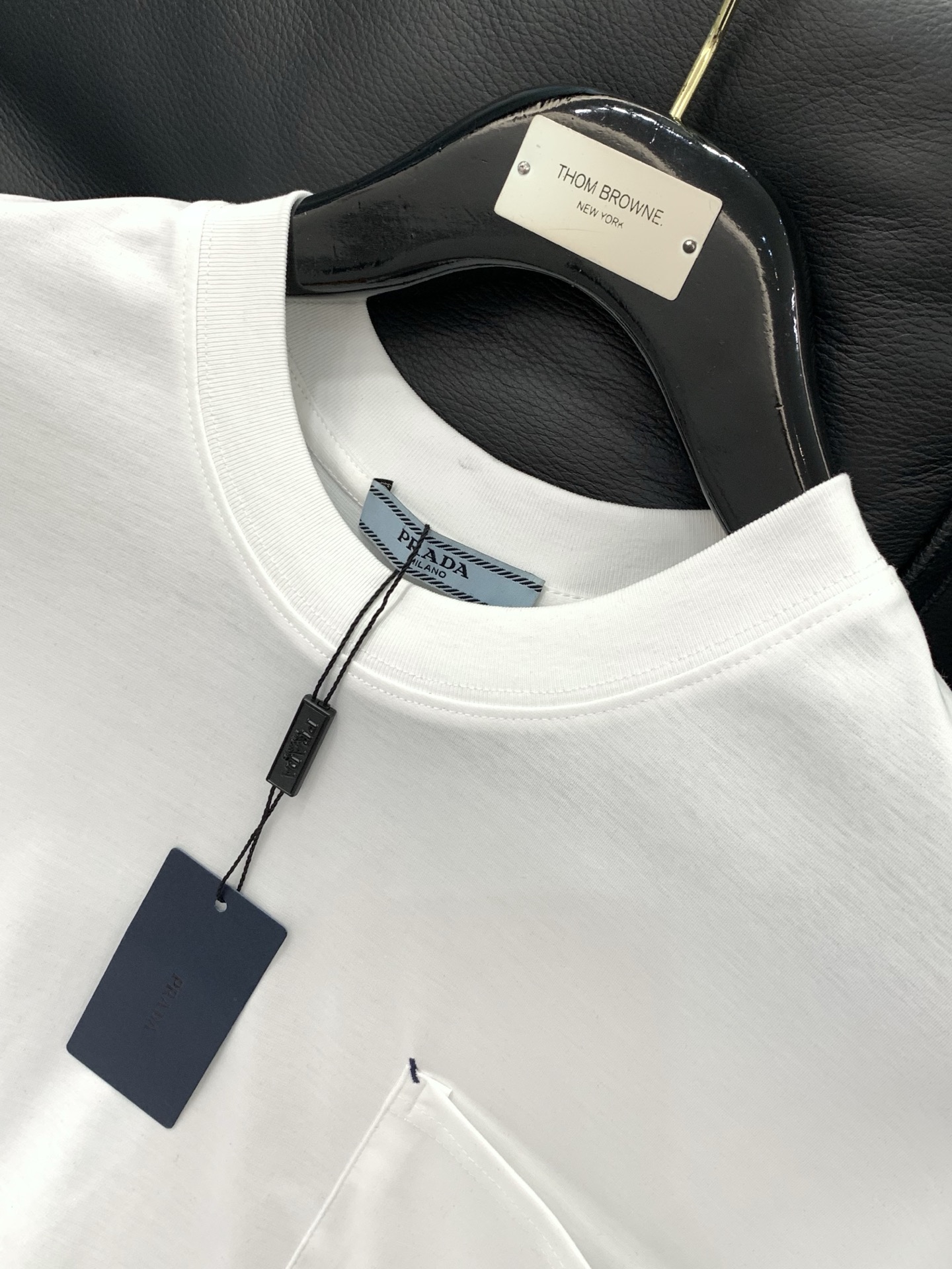 ，PRADA 普拉达，2026初夏最新品，专柜同步有售，时尚休闲圆领短袖T恤，进口原版面料，做工极为复杂