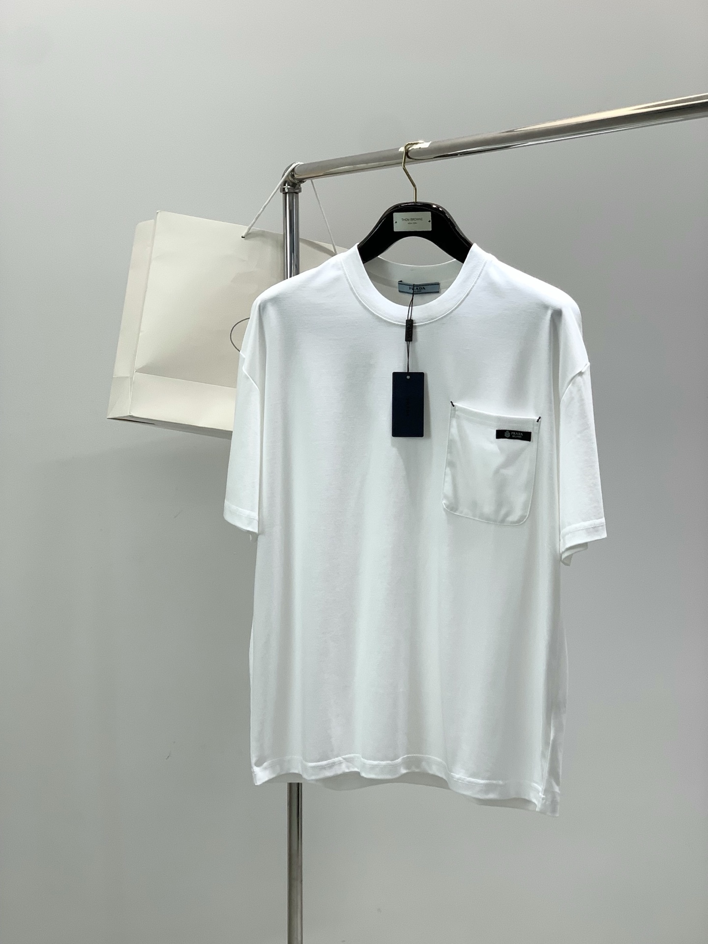 ，PRADA 普拉达，2026初夏最新品，专柜同步有售，时尚休闲圆领短袖T恤，进口原版面料，做工极为复杂