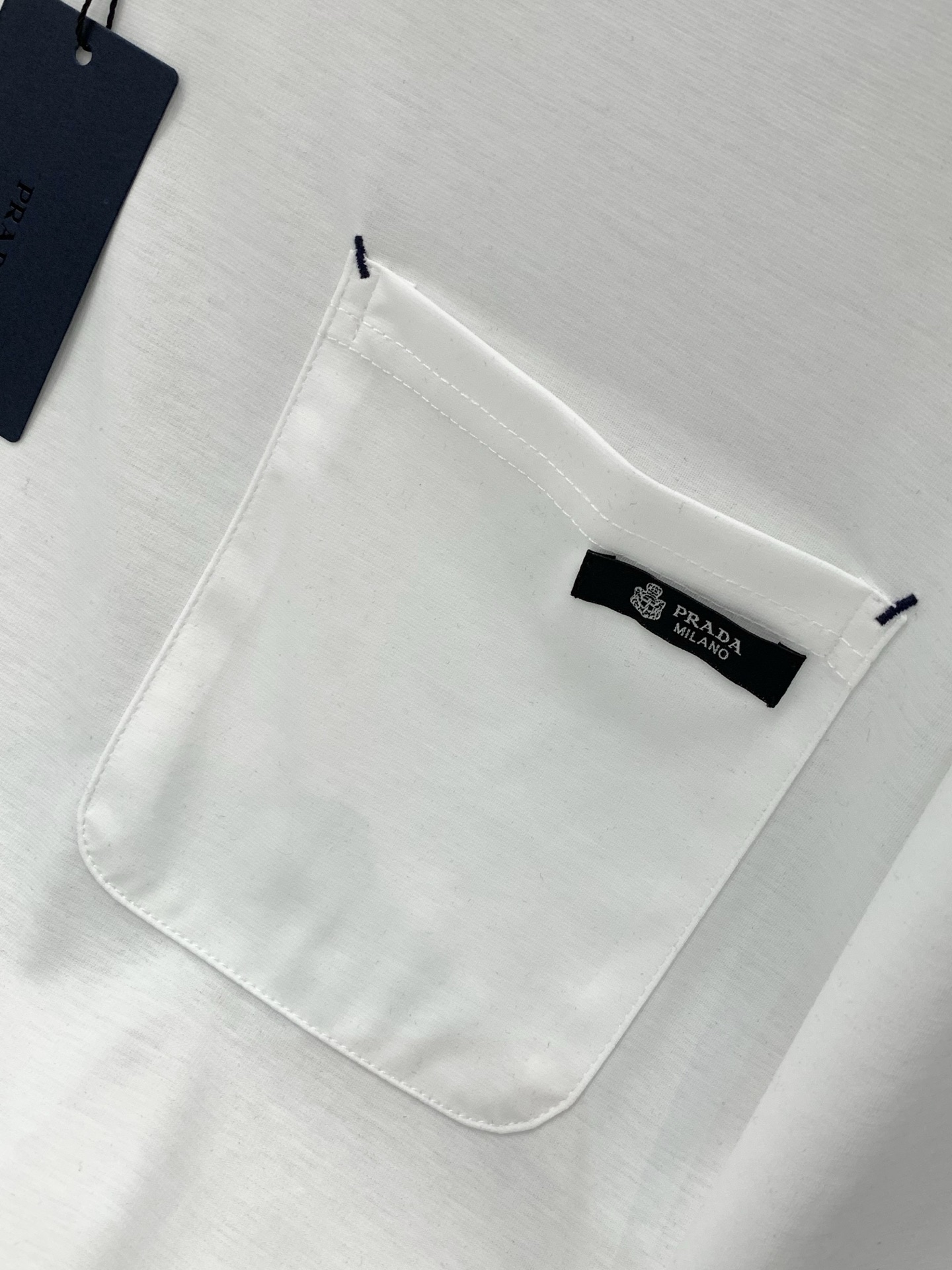 ，PRADA 普拉达，2026初夏最新品，专柜同步有售，时尚休闲圆领短袖T恤，进口原版面料，做工极为复杂