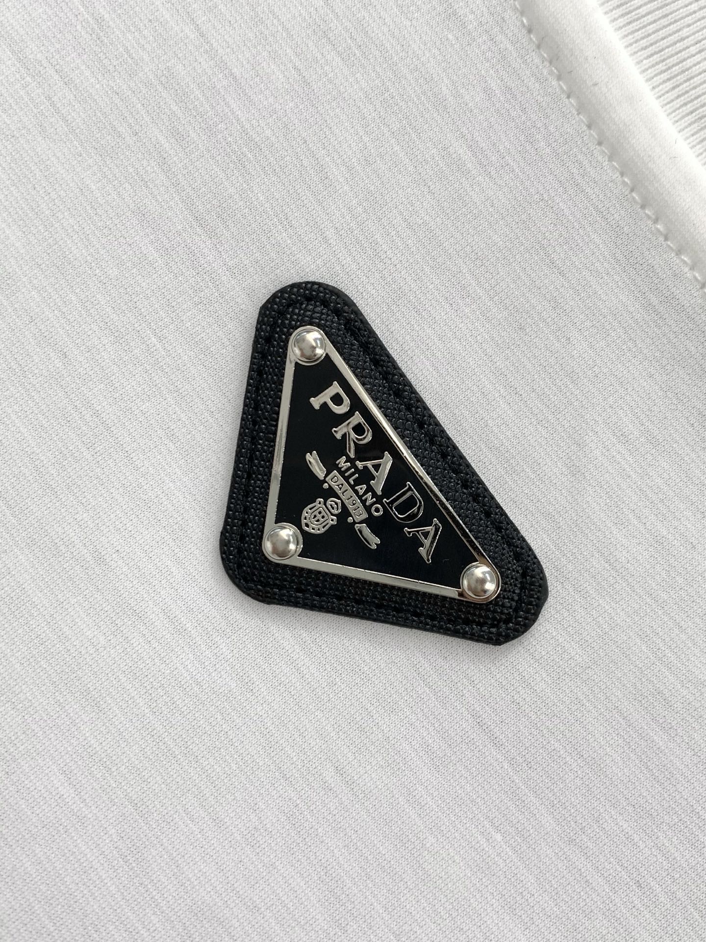 ，PRADA 普拉达，2026初夏最新品，专柜同步有售，时尚休闲圆领短袖T恤，进口原版面料，做工极为复杂