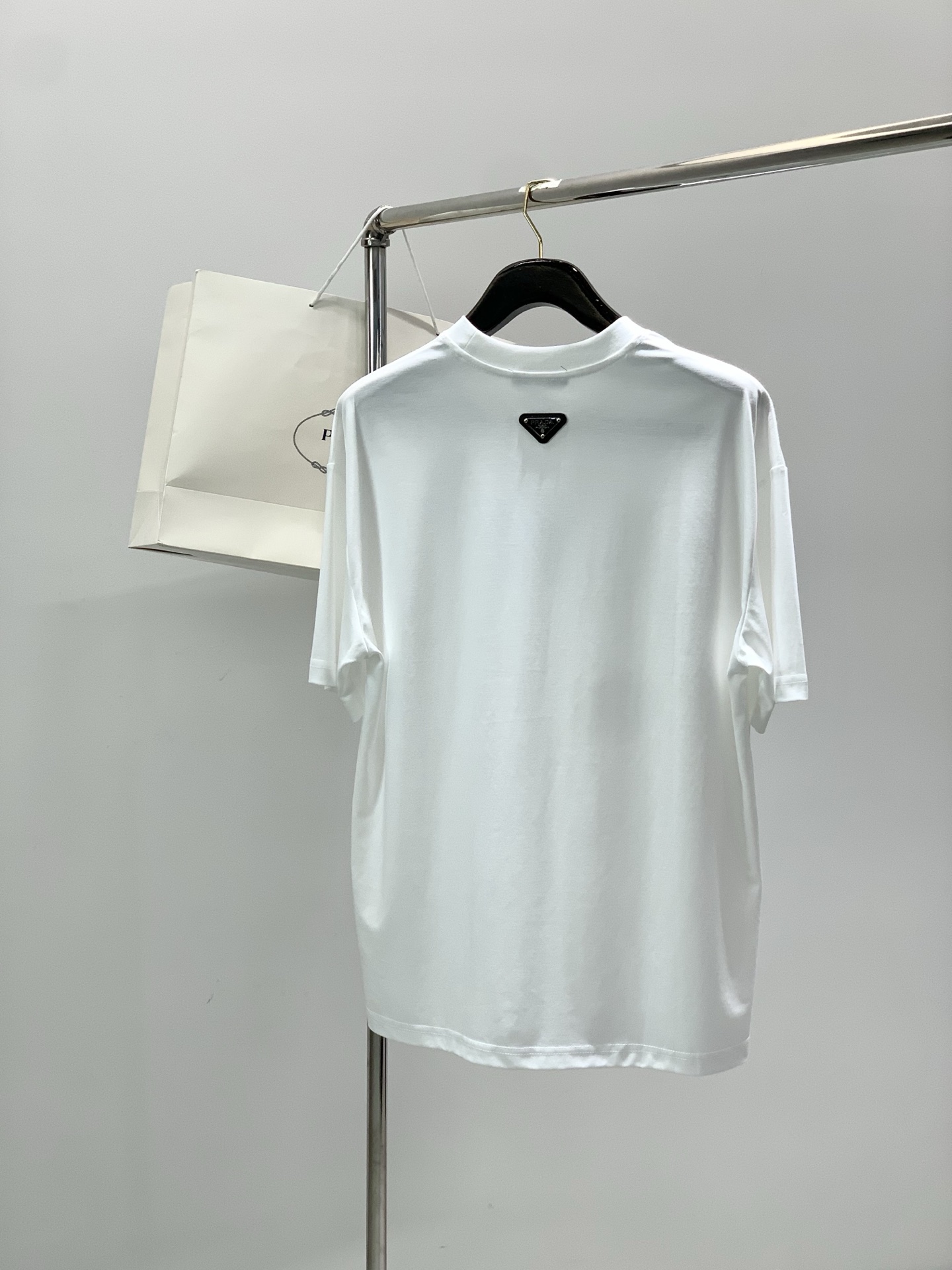 ，PRADA 普拉达，2026初夏最新品，专柜同步有售，时尚休闲圆领短袖T恤，进口原版面料，做工极为复杂