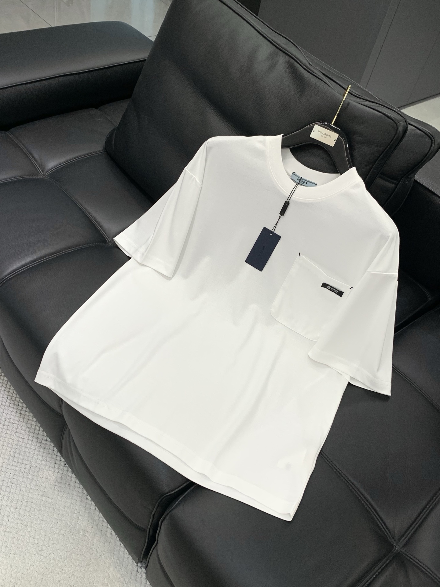 ，PRADA 普拉达，2026初夏最新品，专柜同步有售，时尚休闲圆领短袖T恤，进口原版面料，做工极为复杂