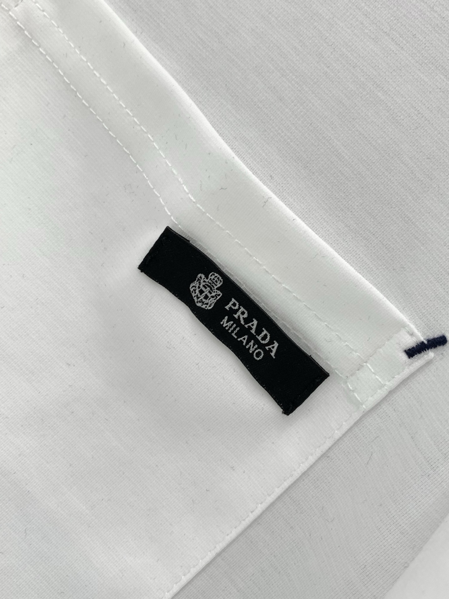 ，PRADA 普拉达，2026初夏最新品，专柜同步有售，时尚休闲圆领短袖T恤，进口原版面料，做工极为复杂