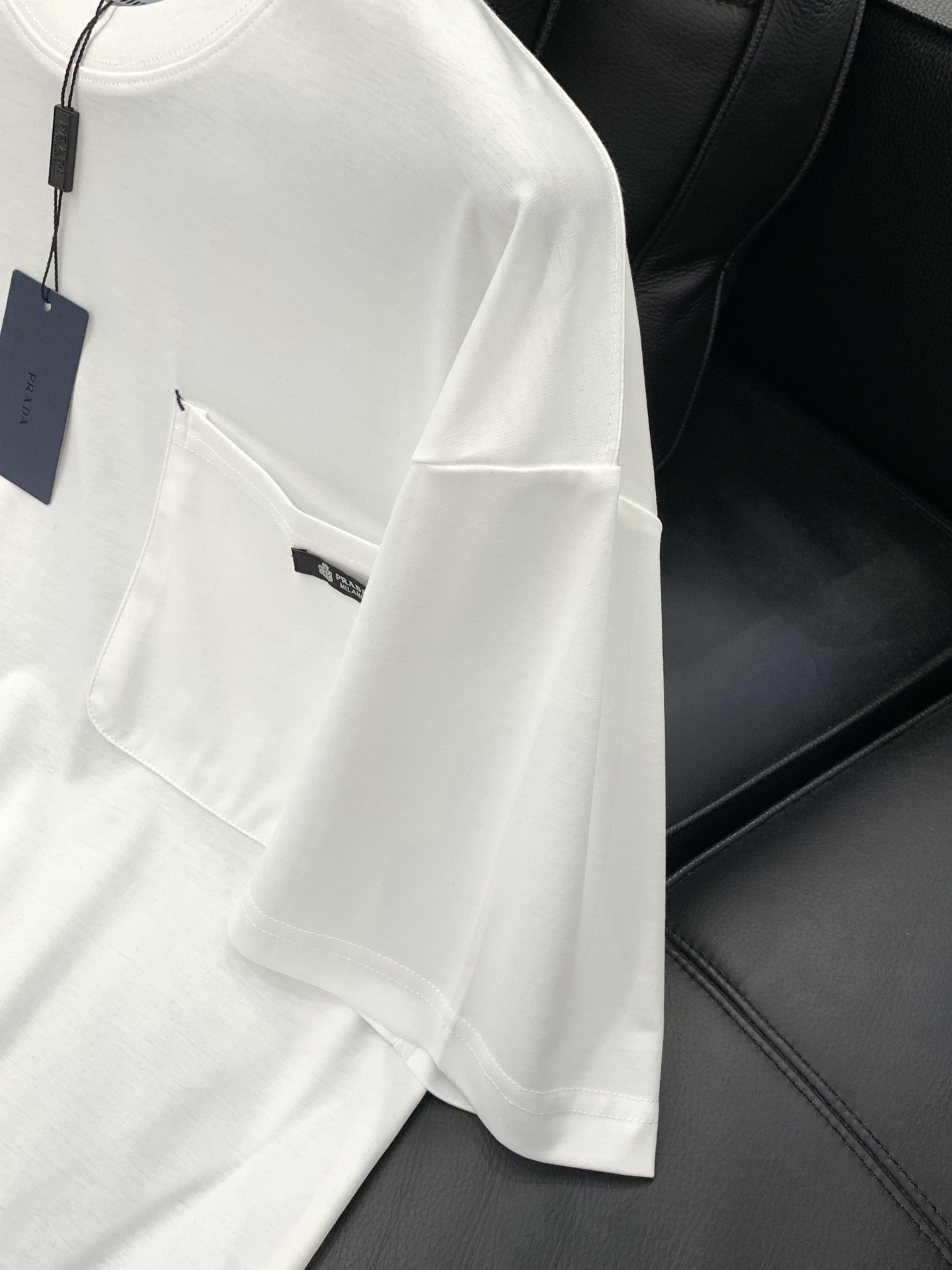 ，PRADA 普拉达，2026初夏最新品，专柜同步有售，时尚休闲圆领短袖T恤，进口原版面料，做工极为复杂