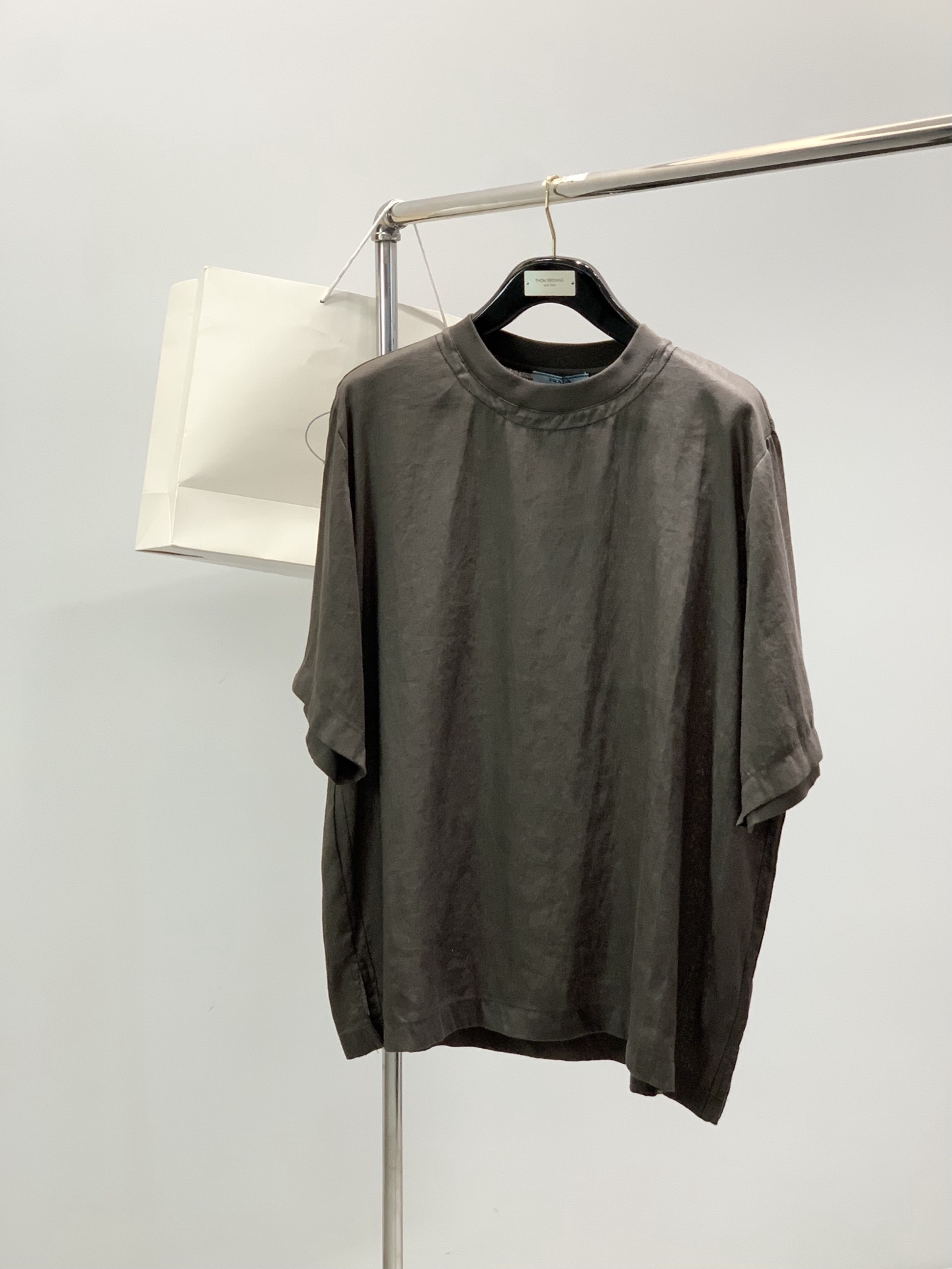 ，PRADA 普拉达，2026初夏最新品，专柜同步有售，时尚休闲圆领短袖T恤，进口原版面料，做工极为复杂