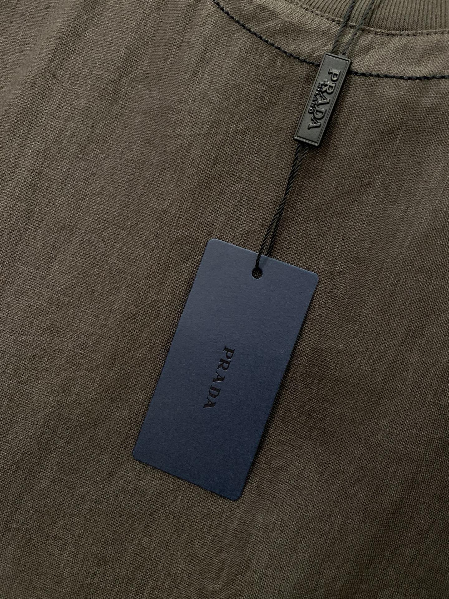 ，PRADA 普拉达，2026初夏最新品，专柜同步有售，时尚休闲圆领短袖T恤，进口原版面料，做工极为复杂