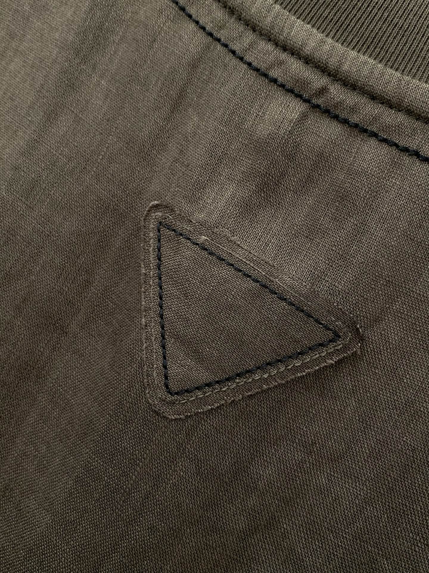 ，PRADA 普拉达，2026初夏最新品，专柜同步有售，时尚休闲圆领短袖T恤，进口原版面料，做工极为复杂